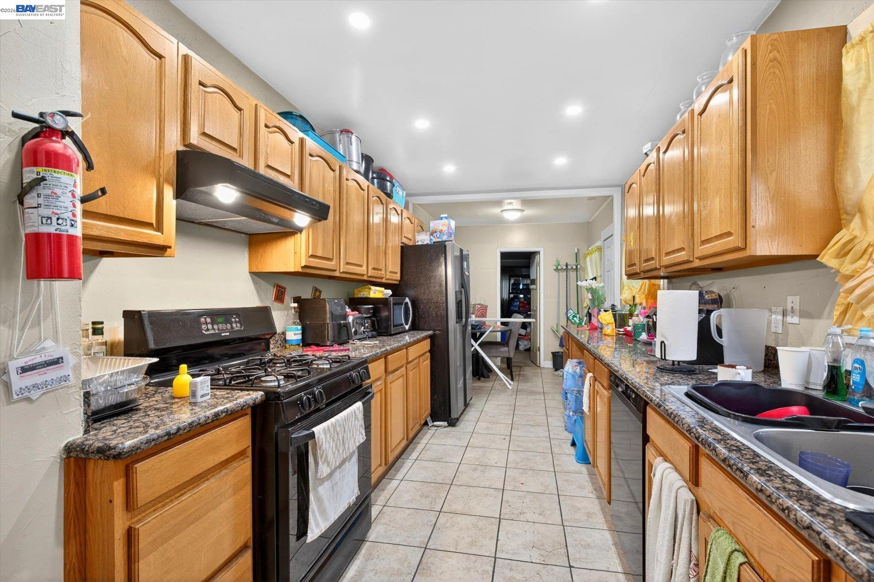 Detail Gallery Image 5 of 15 For 2724 E 22nd St, Oakland,  CA 94601 - 3 Beds | 1 Baths