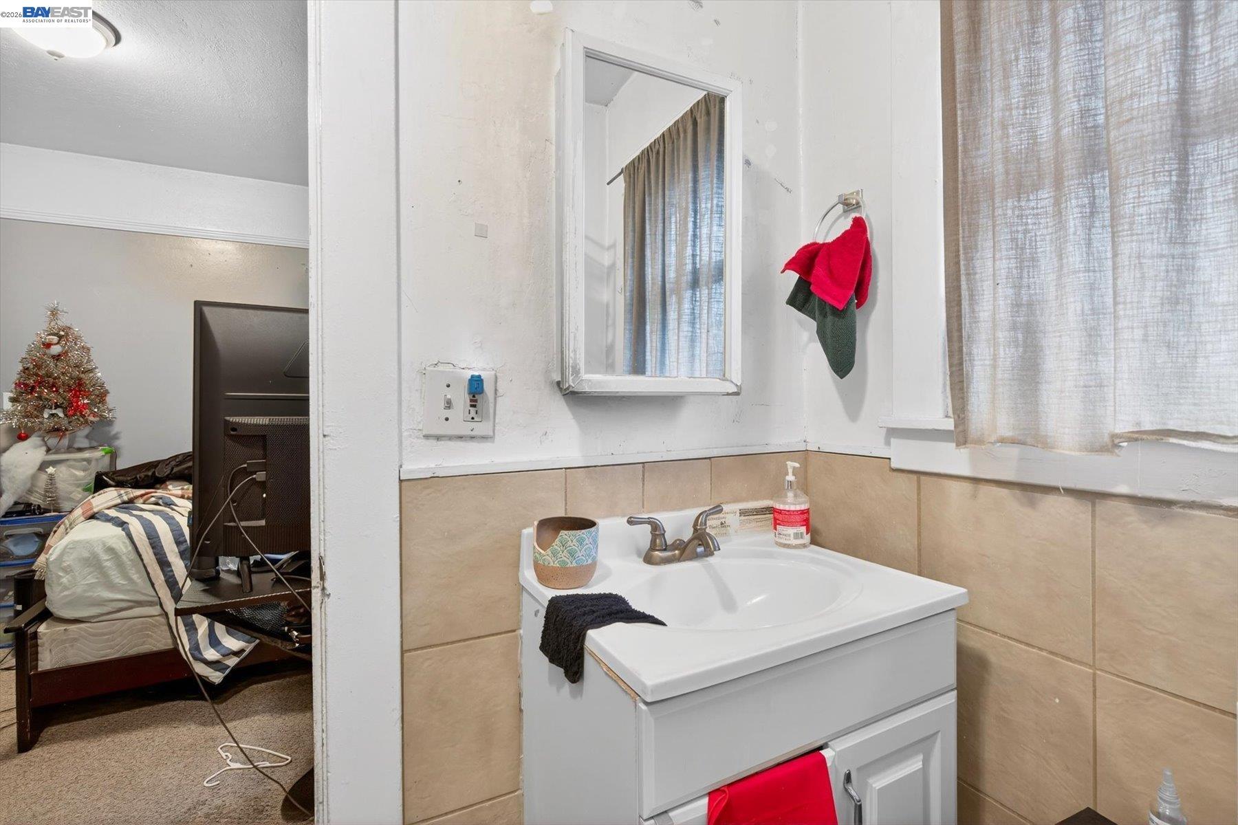 Detail Gallery Image 10 of 15 For 2724 E 22nd St, Oakland,  CA 94601 - 3 Beds | 1 Baths