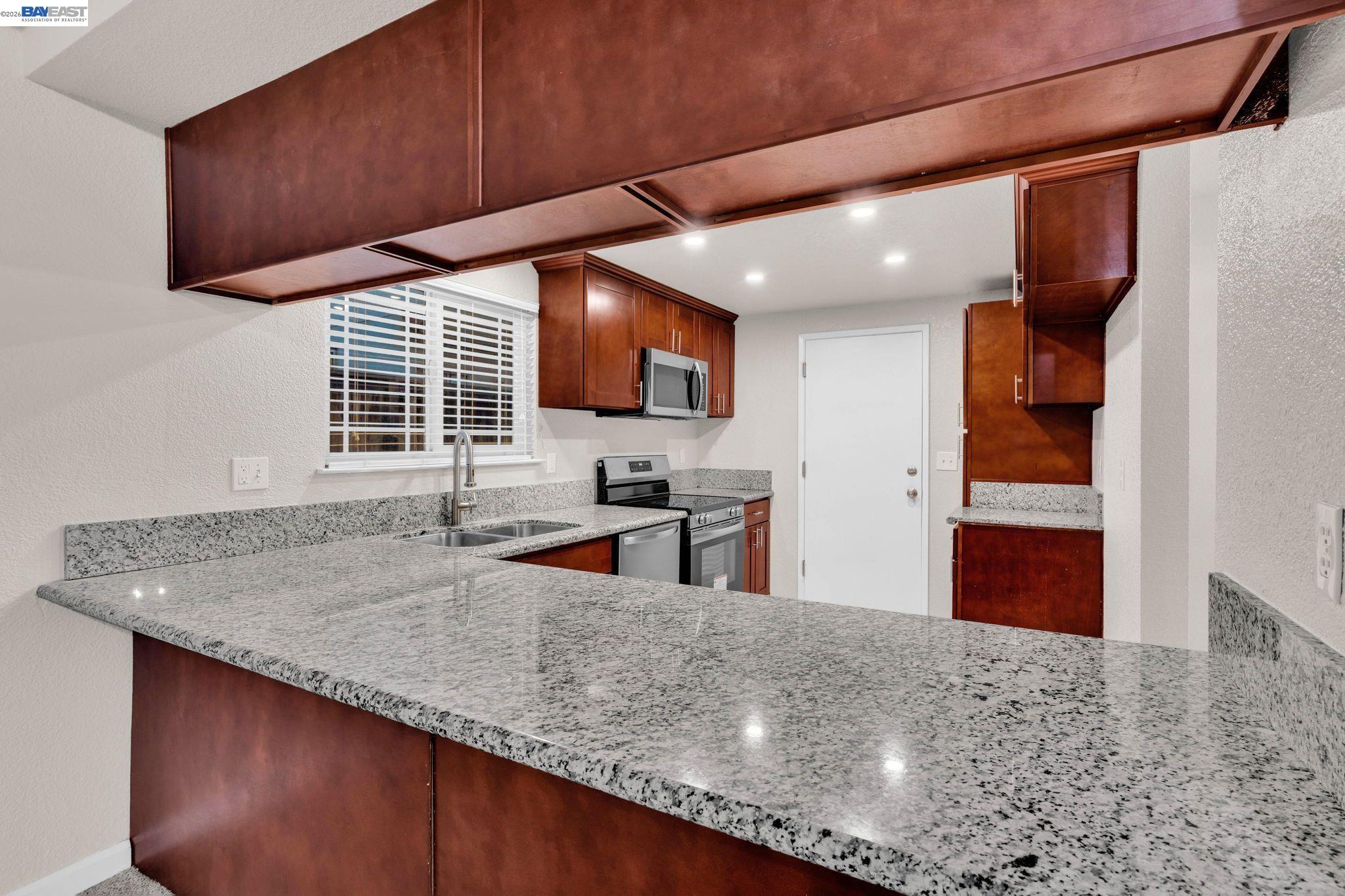 Detail Gallery Image 6 of 33 For 1820 S Willow Creek Drive, Tracy,  CA 95376-918 - 3 Beds | 2 Baths