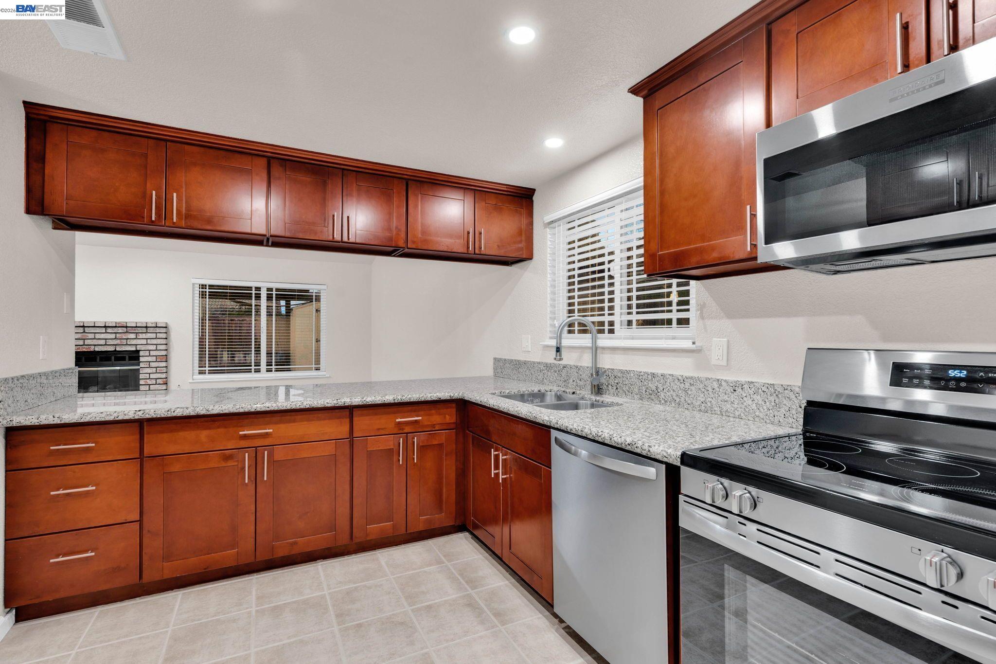 Detail Gallery Image 7 of 33 For 1820 S Willow Creek Drive, Tracy,  CA 95376-918 - 3 Beds | 2 Baths