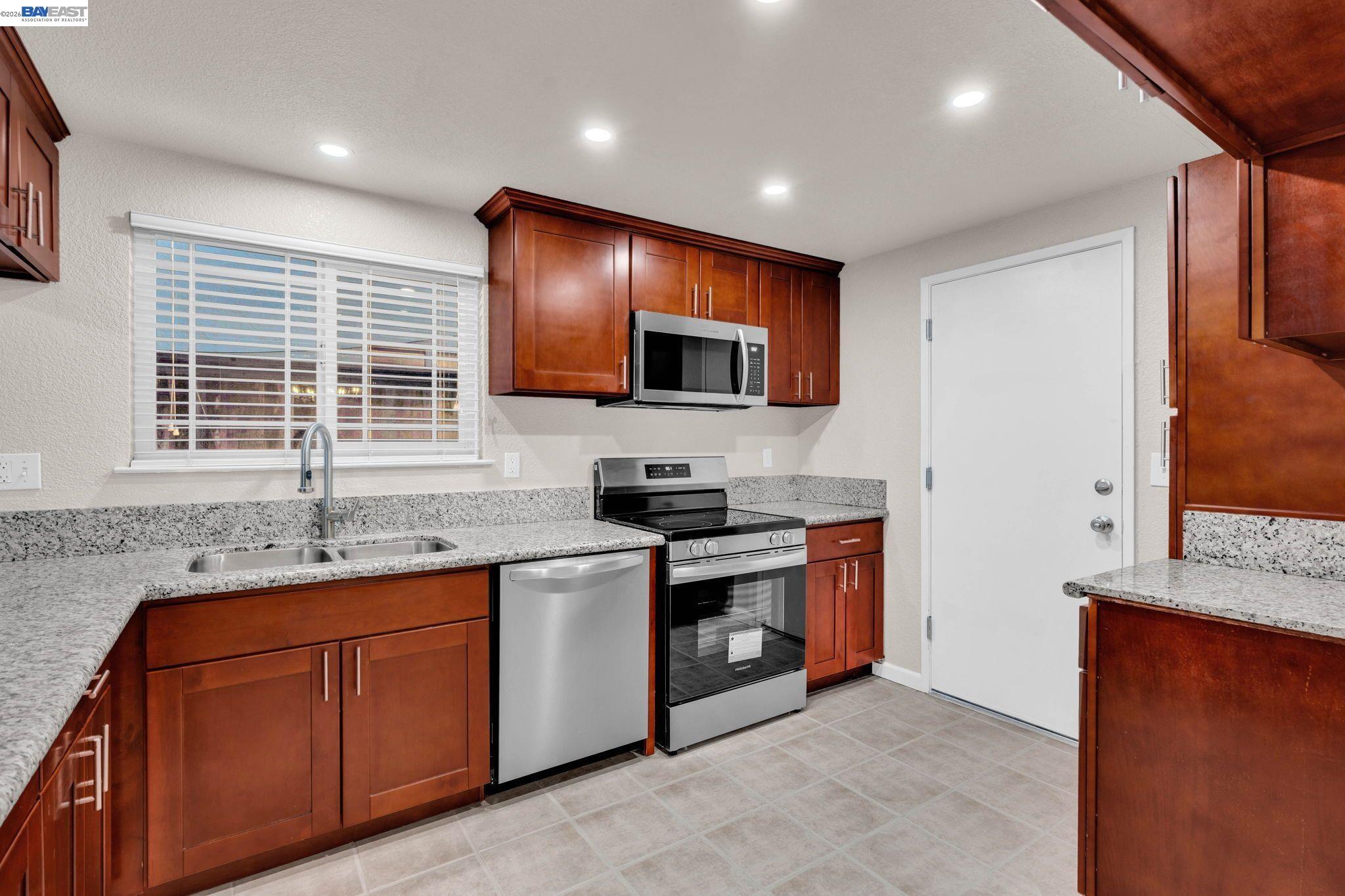 Detail Gallery Image 8 of 33 For 1820 S Willow Creek Drive, Tracy,  CA 95376-918 - 3 Beds | 2 Baths