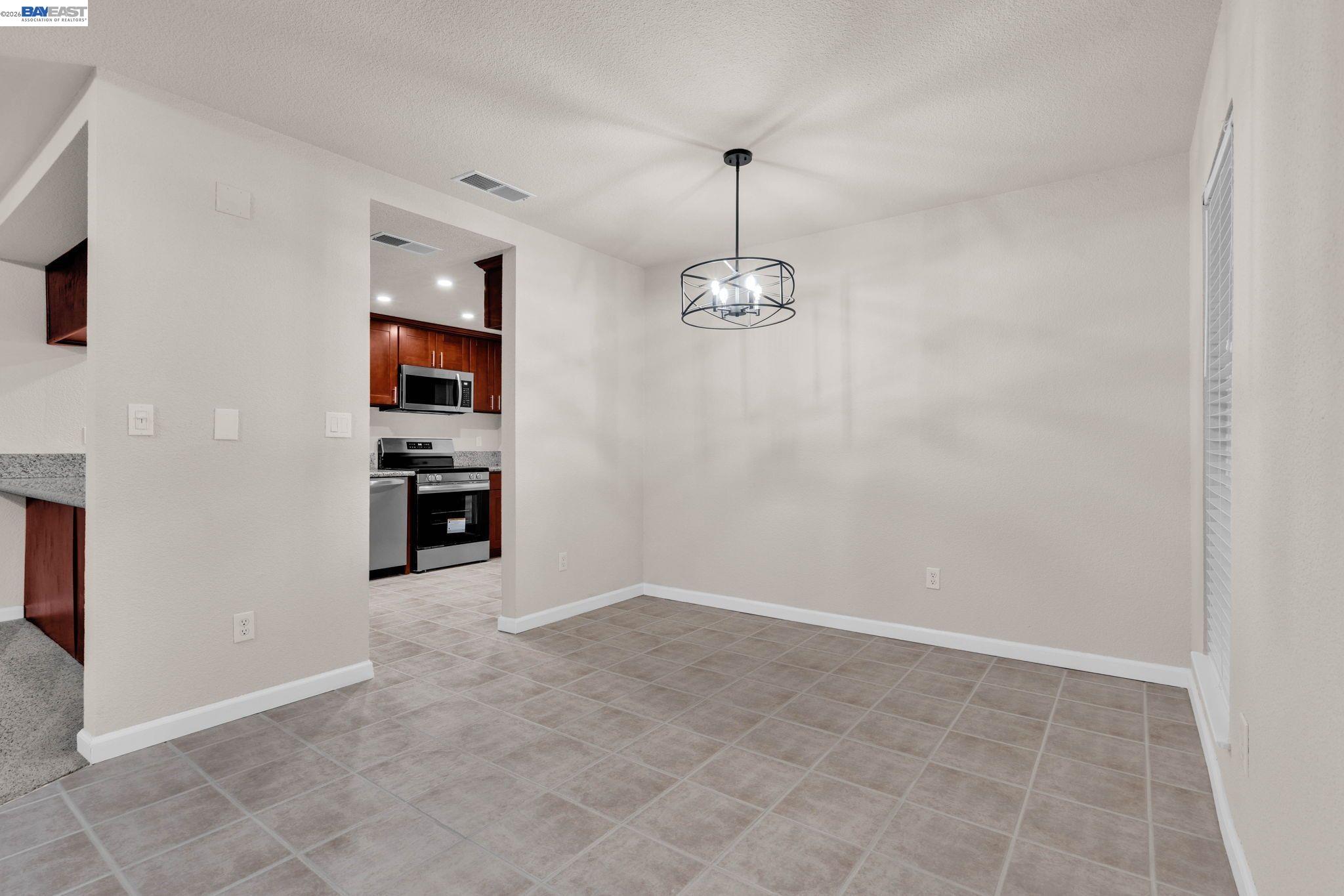 Detail Gallery Image 10 of 33 For 1820 S Willow Creek Drive, Tracy,  CA 95376-918 - 3 Beds | 2 Baths