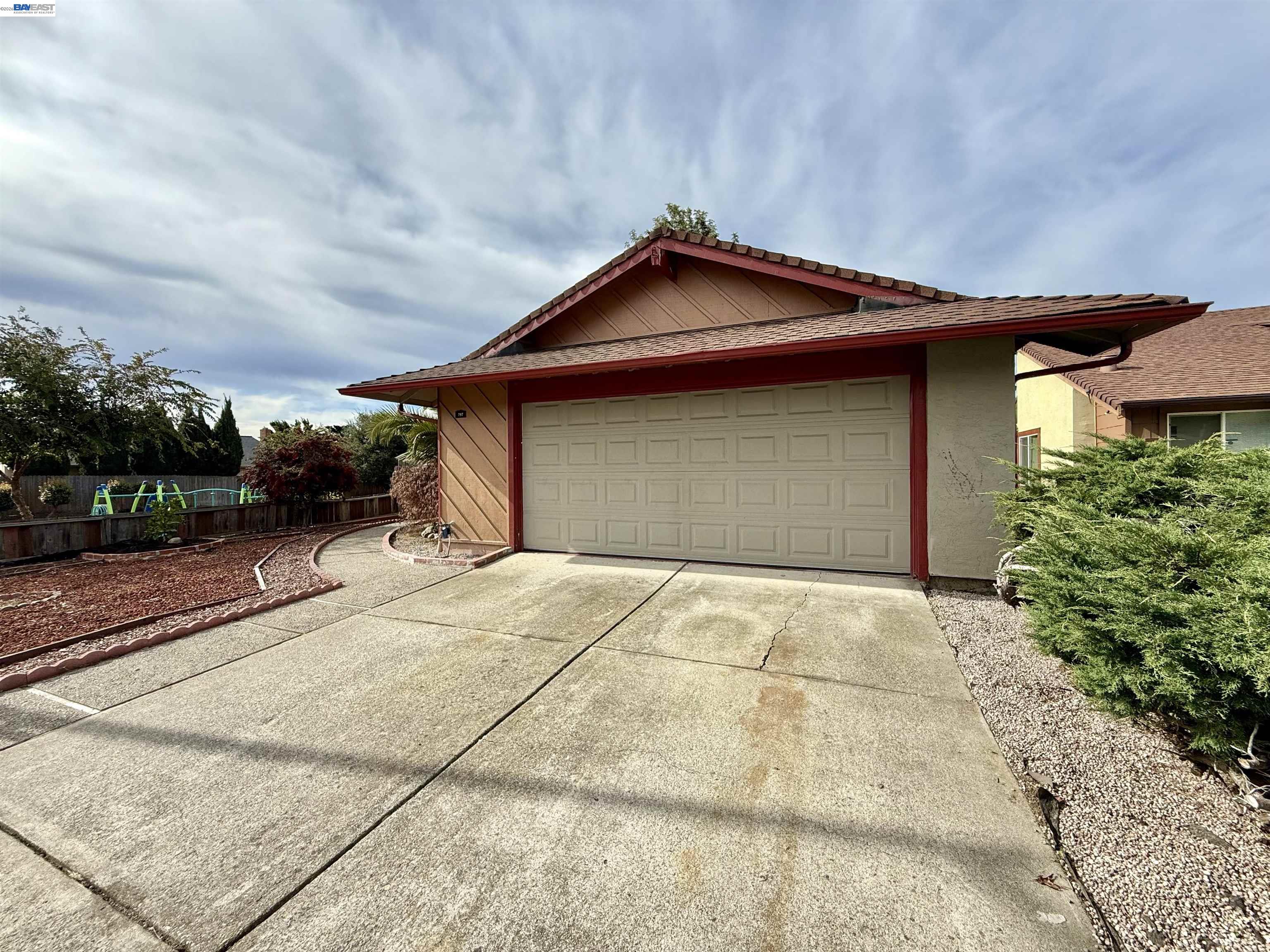 Detail Gallery Image 2 of 59 For 797 Coral Ridge Cir, Rodeo,  CA 94572 - 4 Beds | 2 Baths