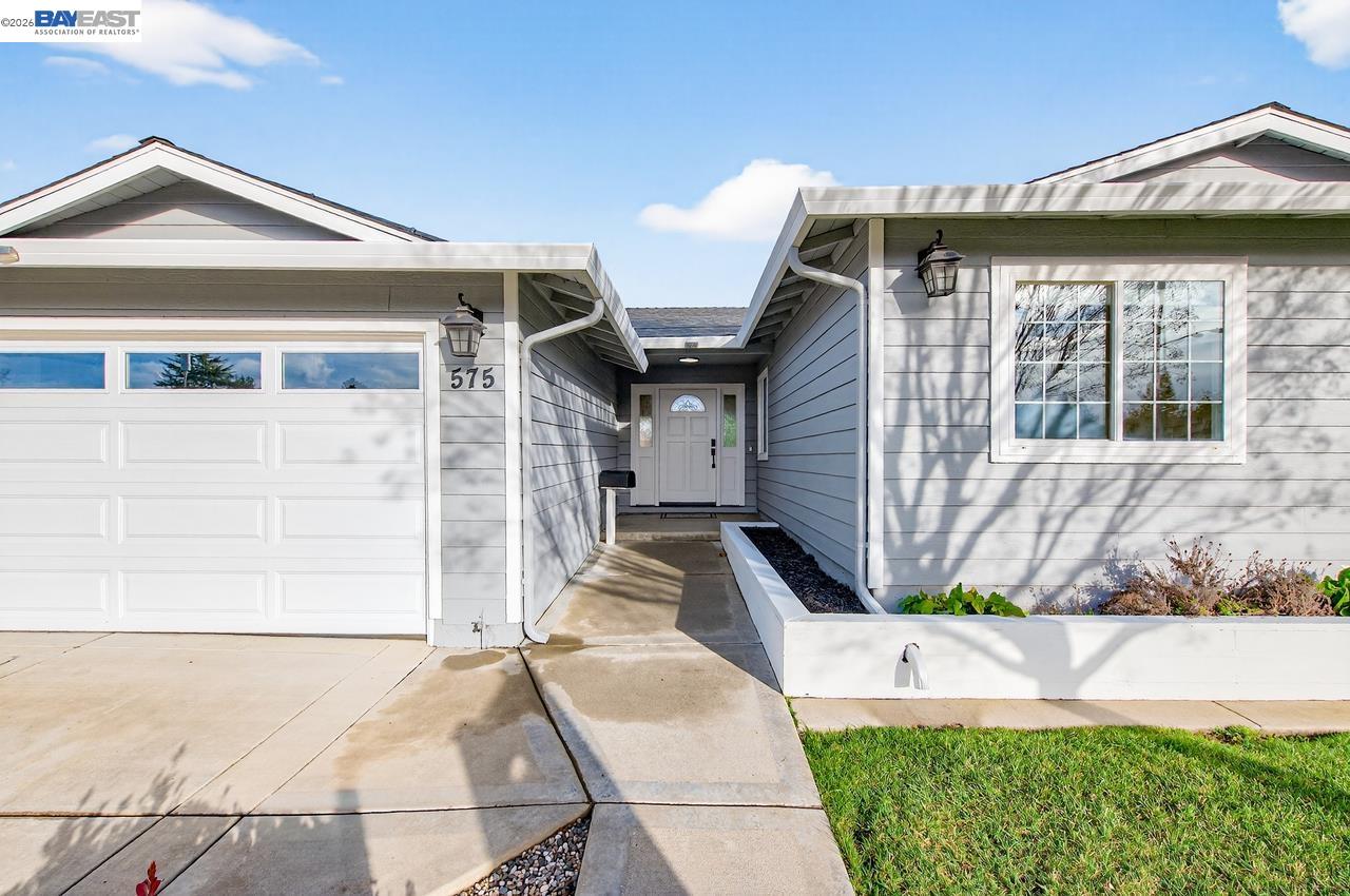 Detail Gallery Image 6 of 40 For 575 Bell Ave, Livermore,  CA 94550 - 4 Beds | 2 Baths