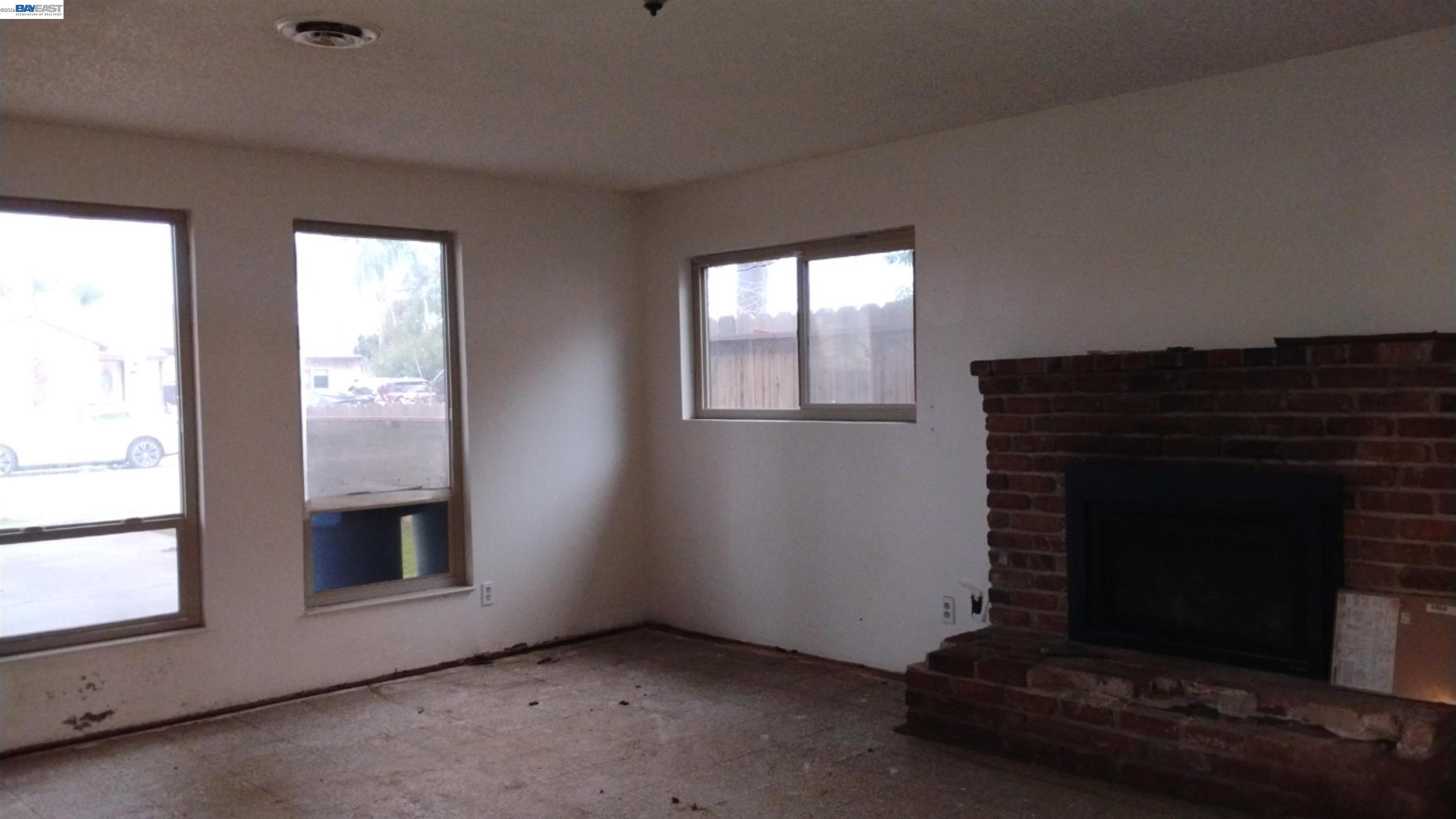 Detail Gallery Image 4 of 12 For 3284 E Pine Ave, Fresno,  CA 93703 - 3 Beds | 1 Baths