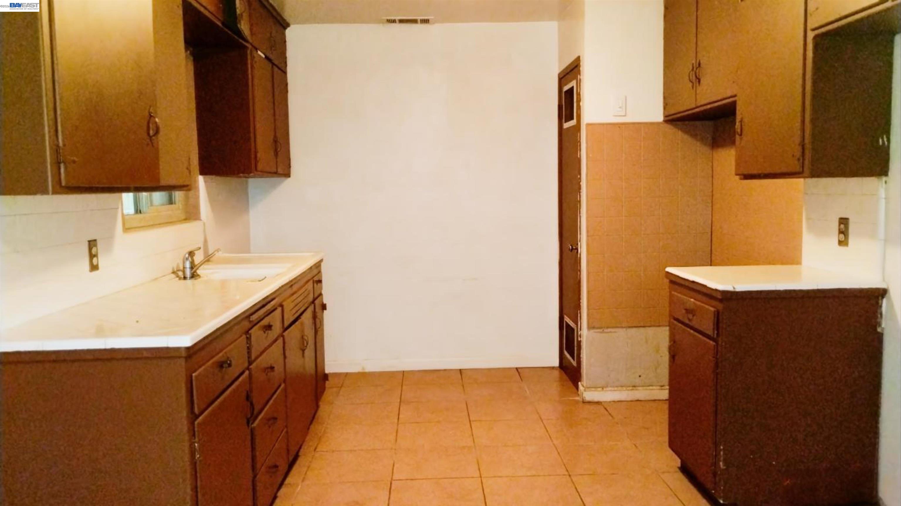 Detail Gallery Image 5 of 12 For 3284 E Pine Ave, Fresno,  CA 93703 - 3 Beds | 1 Baths