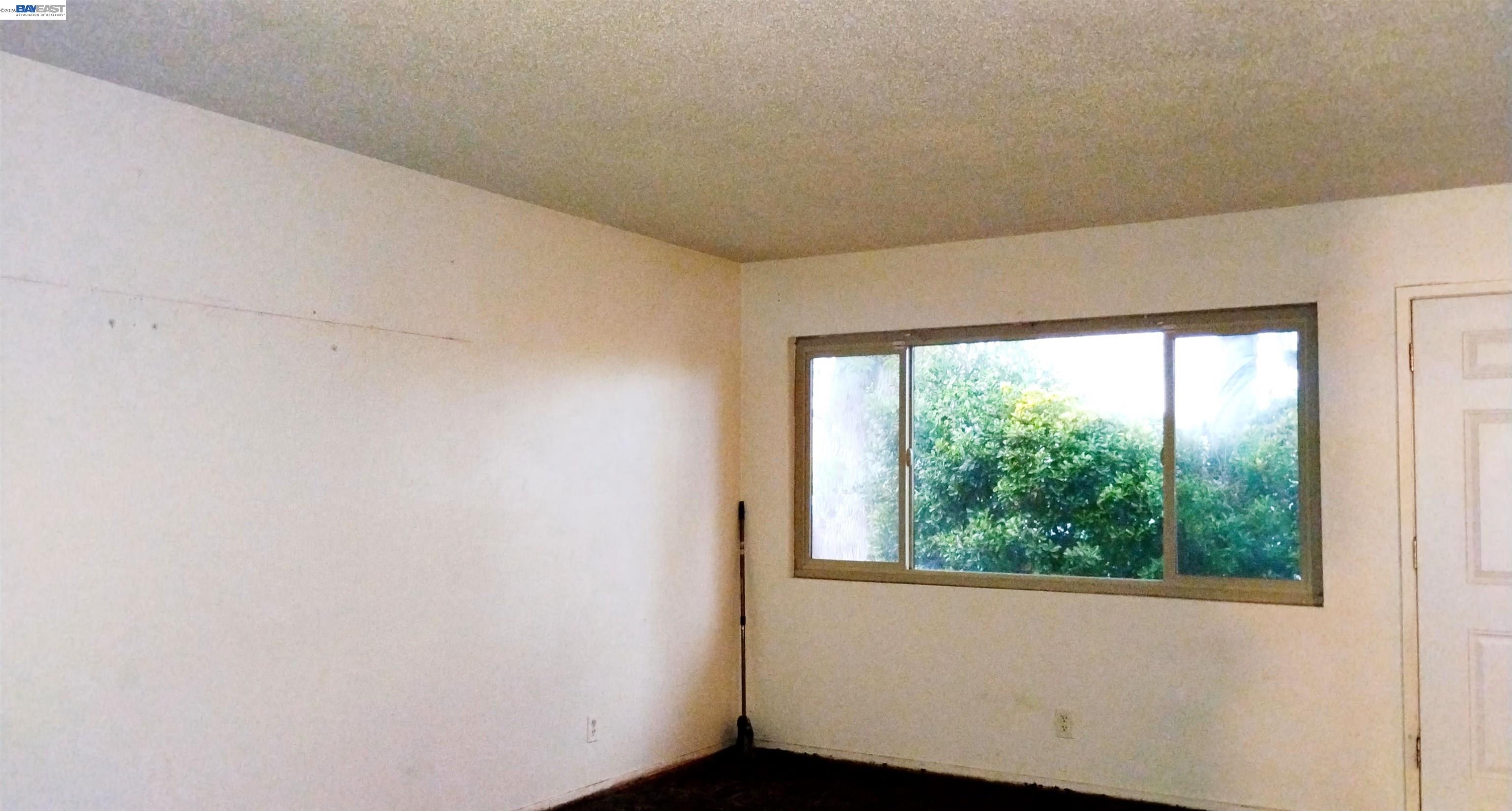 Detail Gallery Image 8 of 12 For 3284 E Pine Ave, Fresno,  CA 93703 - 3 Beds | 1 Baths