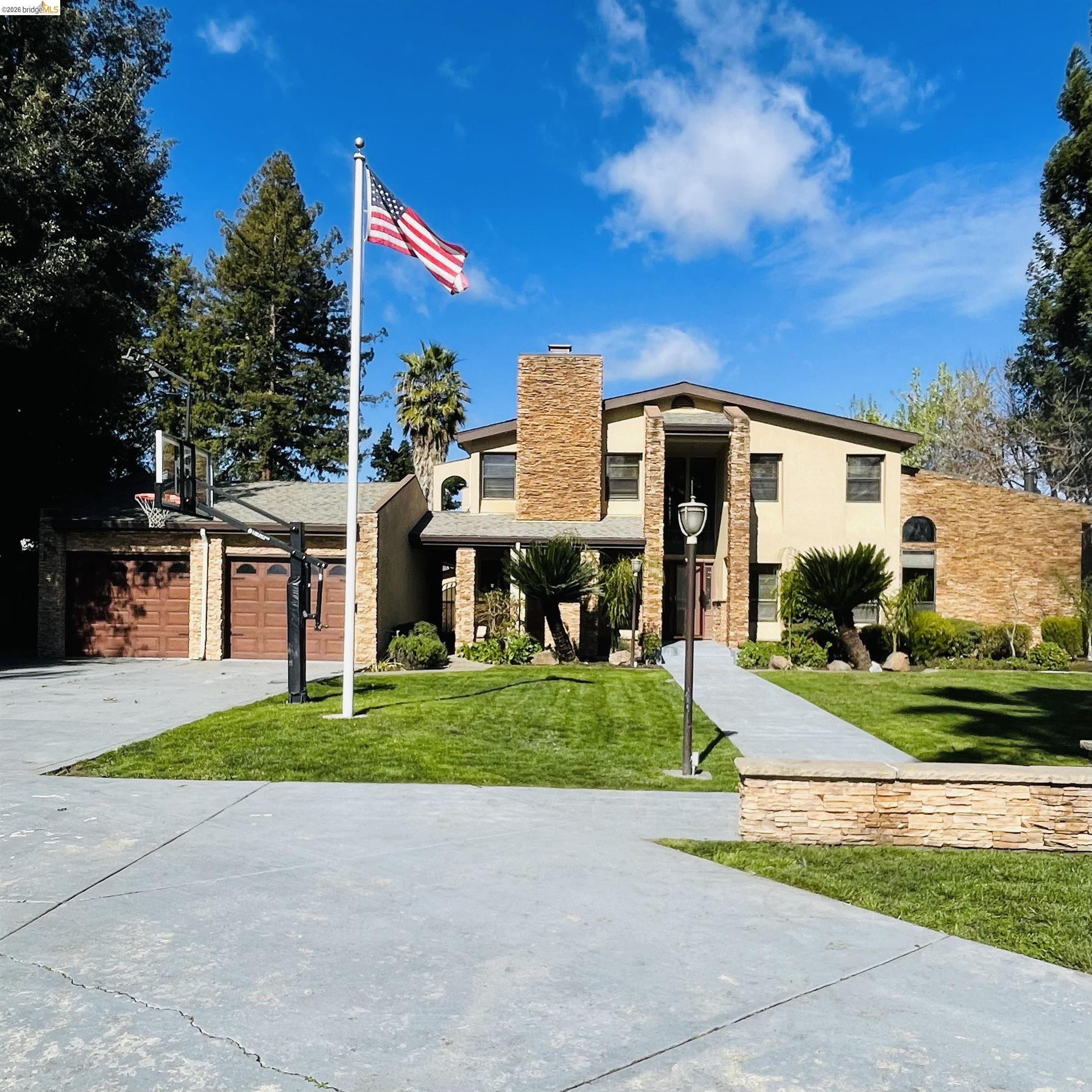 Detail Gallery Image 1 of 13 For 3635 Country Club Blvd, Stockton,  CA 95204 - 5 Beds | 3 Baths