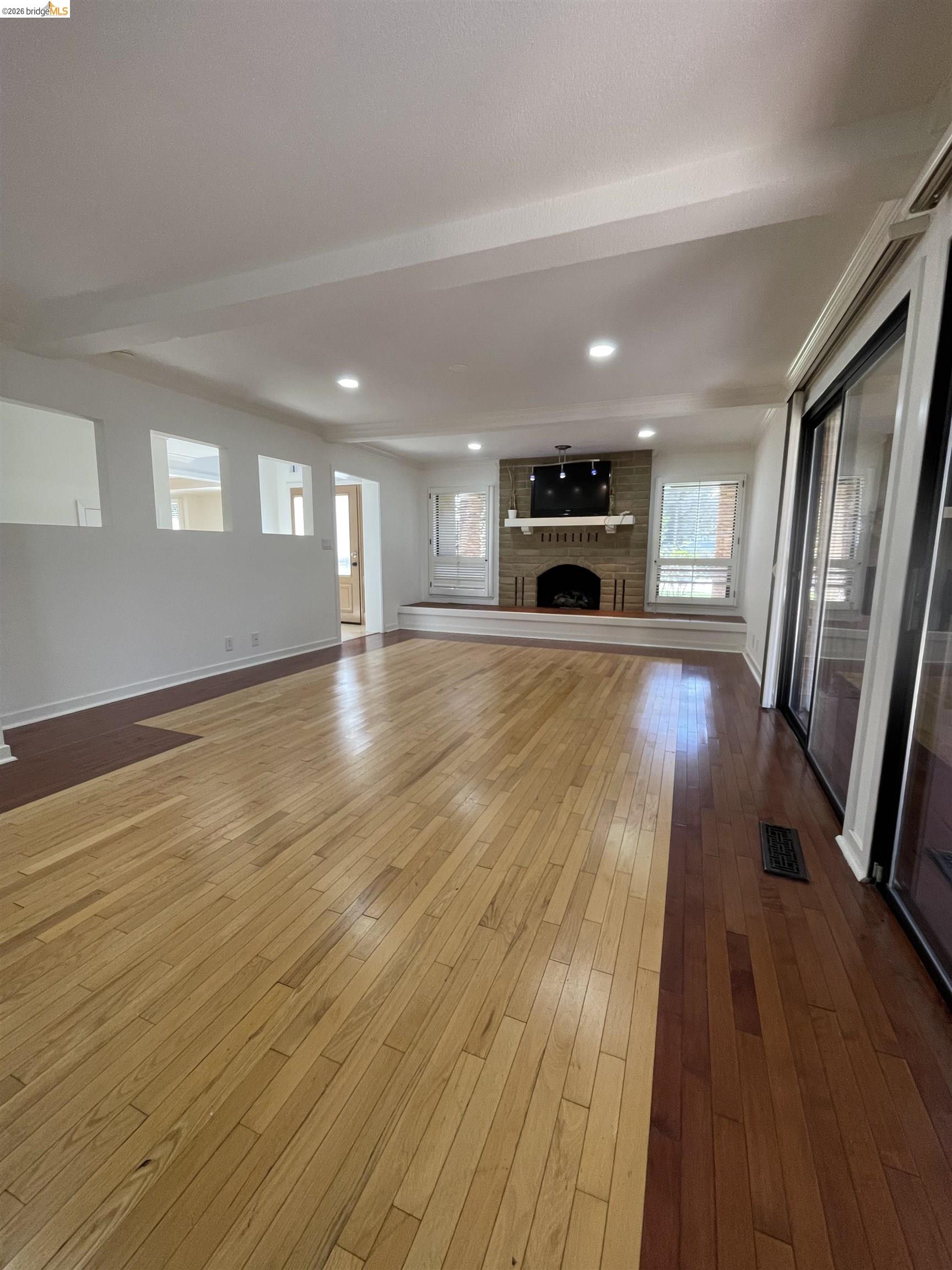 Detail Gallery Image 2 of 13 For 3635 Country Club Blvd, Stockton,  CA 95204 - 5 Beds | 3 Baths