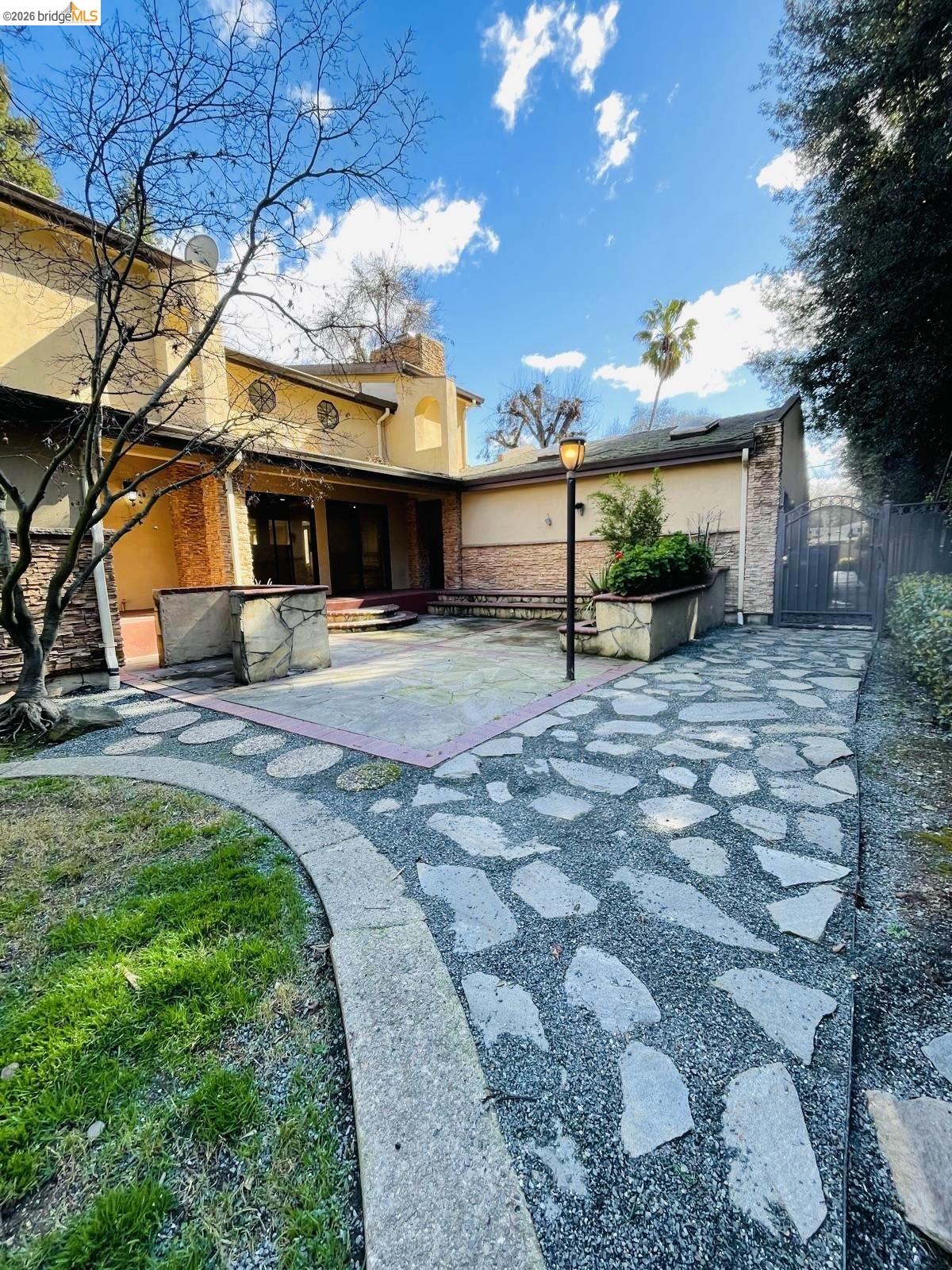 Detail Gallery Image 13 of 13 For 3635 Country Club Blvd, Stockton,  CA 95204 - 5 Beds | 3 Baths