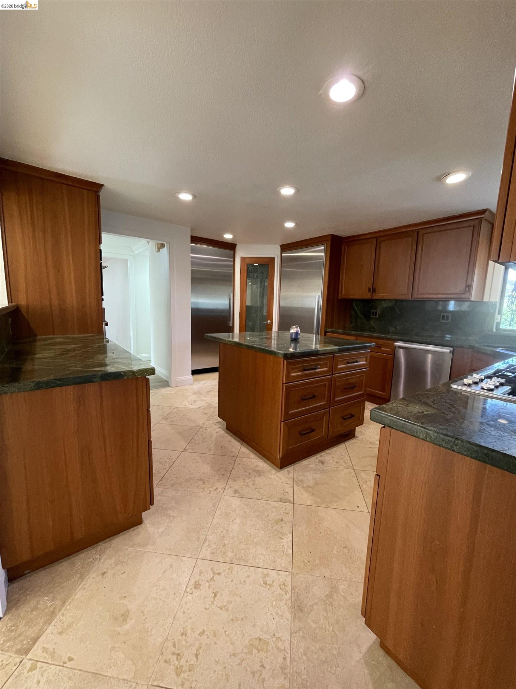 Detail Gallery Image 3 of 13 For 3635 Country Club Blvd, Stockton,  CA 95204 - 5 Beds | 3 Baths