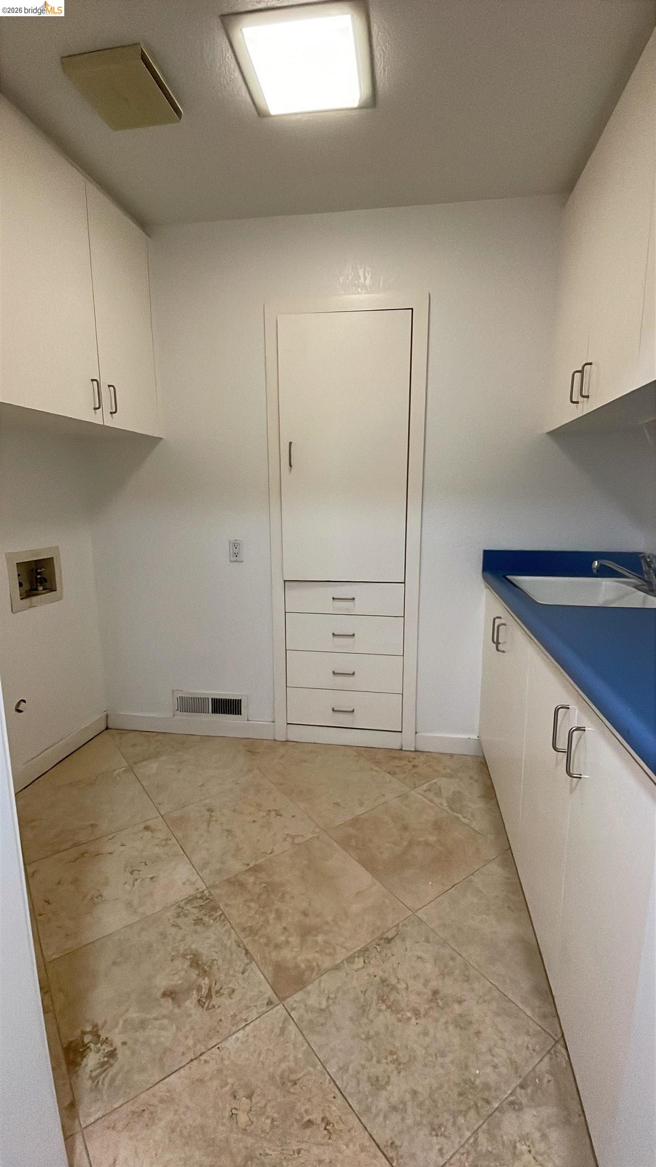 Detail Gallery Image 6 of 13 For 3635 Country Club Blvd, Stockton,  CA 95204 - 5 Beds | 3 Baths