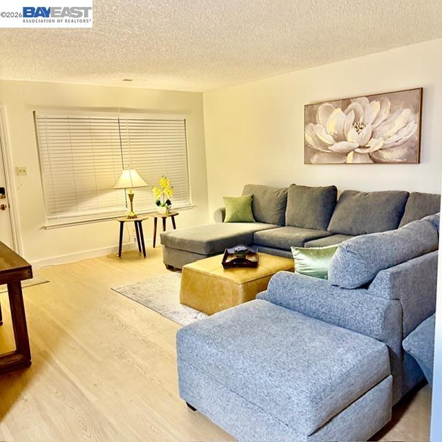 Detail Gallery Image 4 of 14 For 2280 Brentwood Ct, East Palo Alto,  CA 94303 - 4 Beds | 2 Baths