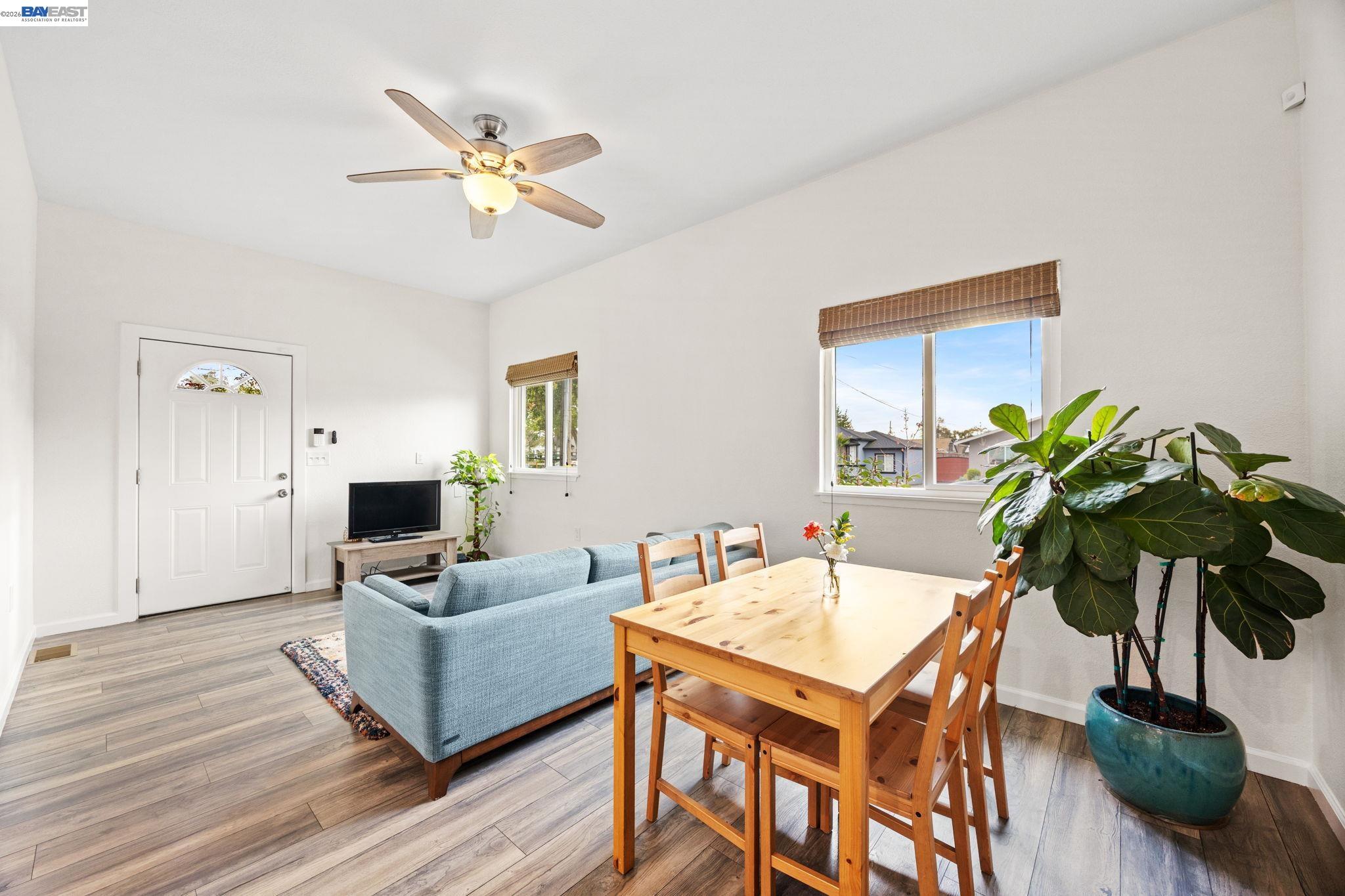 Detail Gallery Image 2 of 18 For 560 N M St, Livermore,  CA 94551 - 3 Beds | 2 Baths