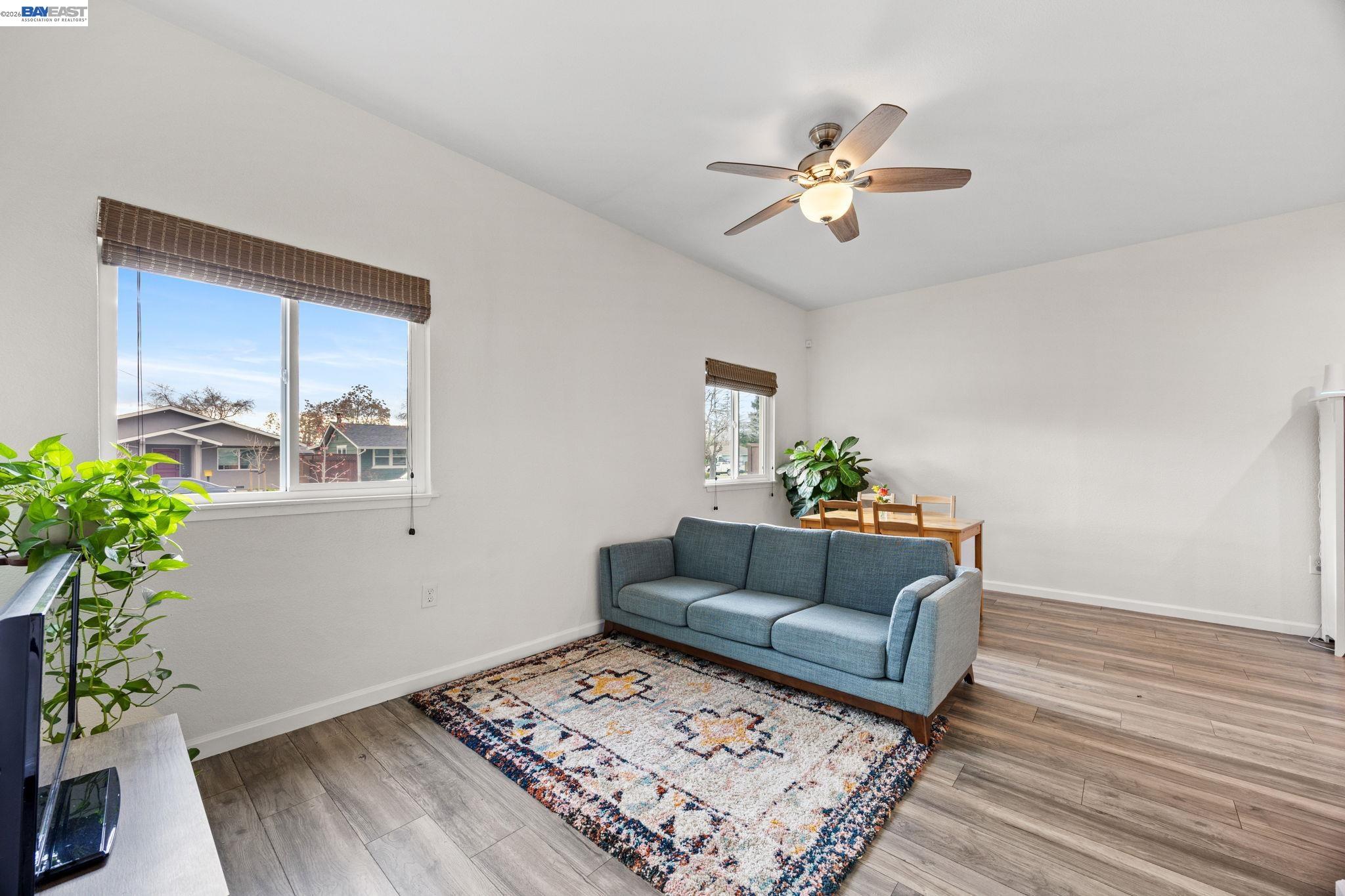 Detail Gallery Image 3 of 18 For 560 N M St, Livermore,  CA 94551 - 3 Beds | 2 Baths