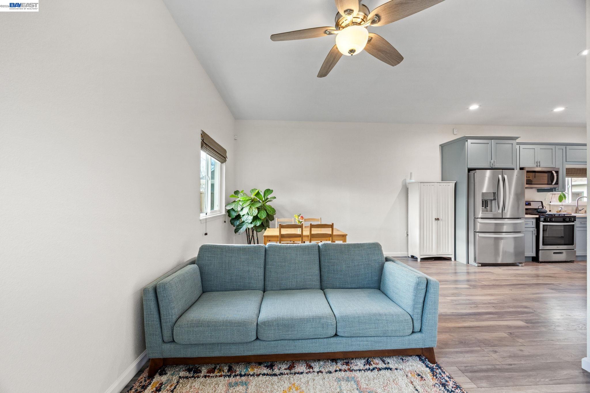 Detail Gallery Image 4 of 18 For 560 N M St, Livermore,  CA 94551 - 3 Beds | 2 Baths