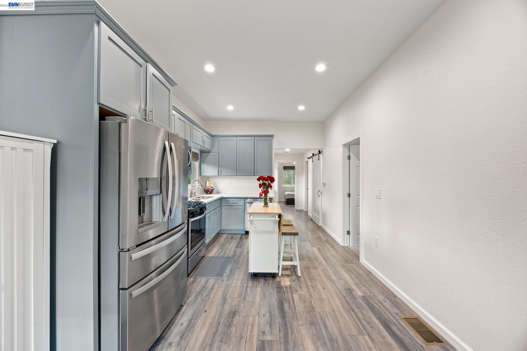 Detail Gallery Image 5 of 18 For 560 N M St, Livermore,  CA 94551 - 3 Beds | 2 Baths