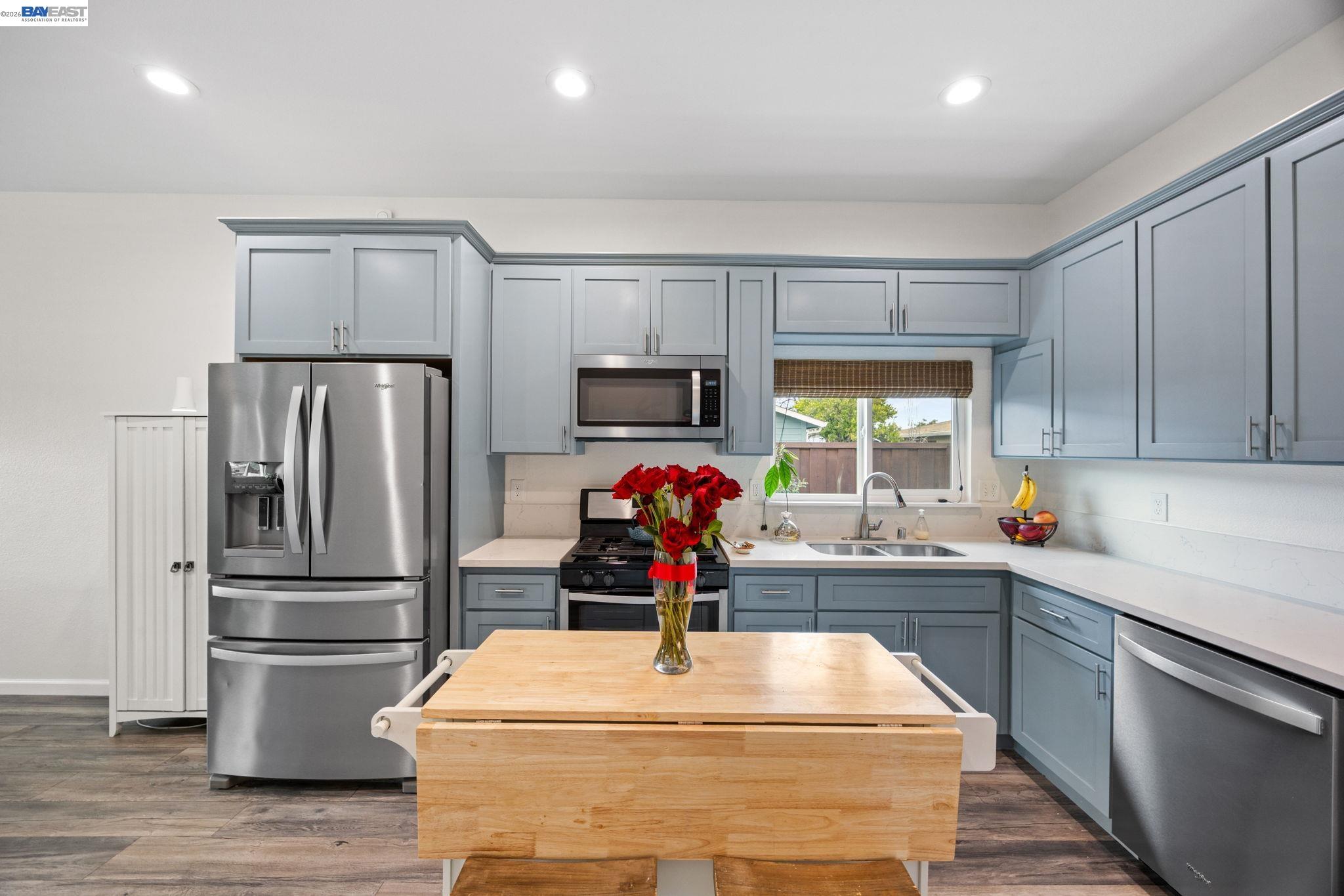 Detail Gallery Image 6 of 18 For 560 N M St, Livermore,  CA 94551 - 3 Beds | 2 Baths