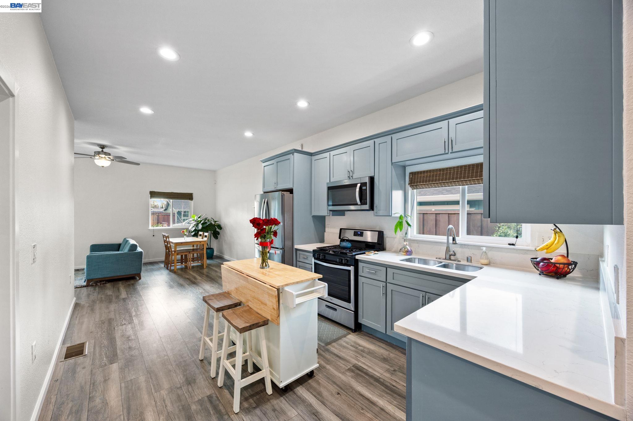 Detail Gallery Image 7 of 18 For 560 N M St, Livermore,  CA 94551 - 3 Beds | 2 Baths