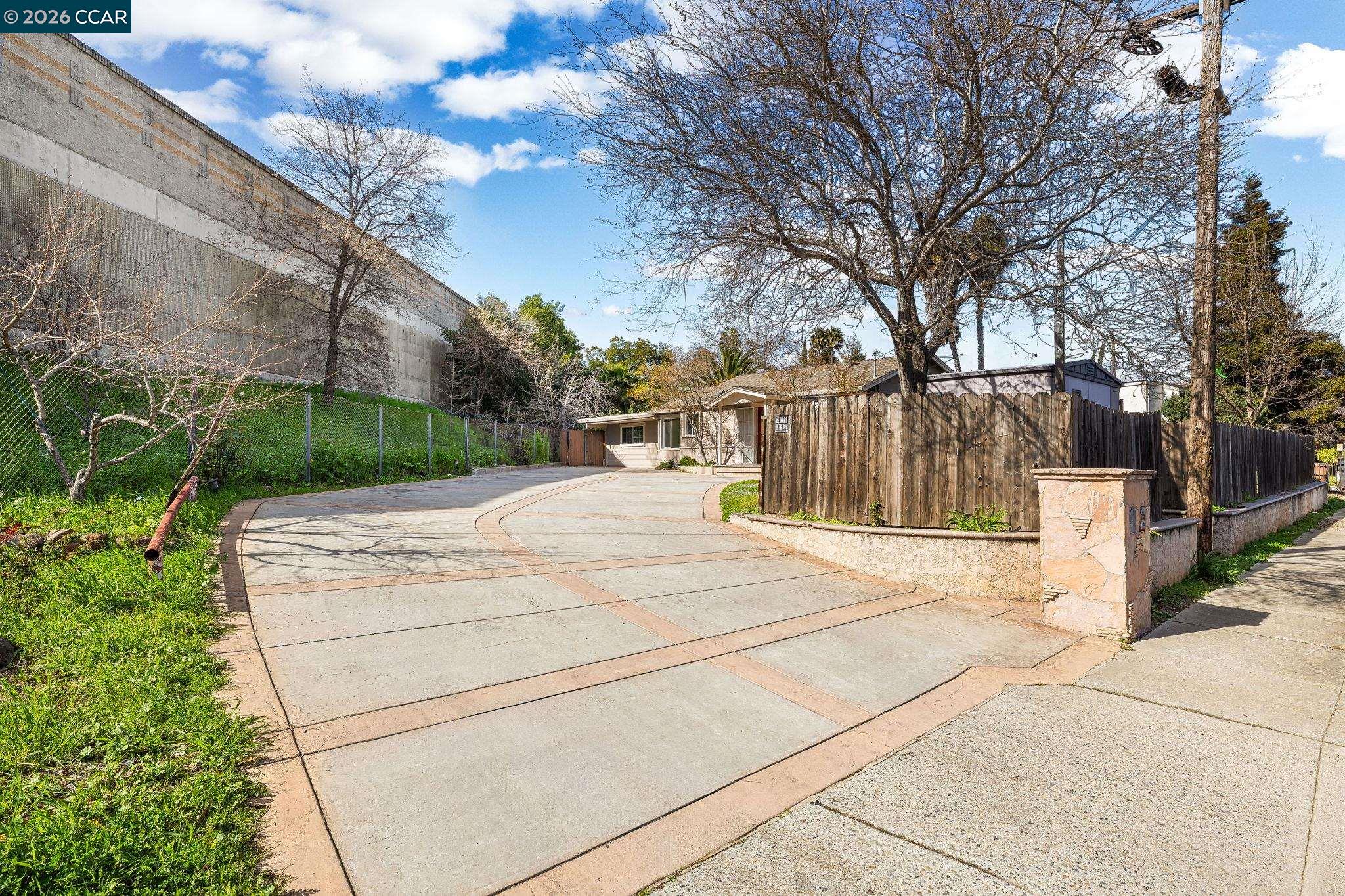 Detail Gallery Image 3 of 46 For 4820 Blum Rd, Martinez,  CA 94553 - 5 Beds | 2/1 Baths