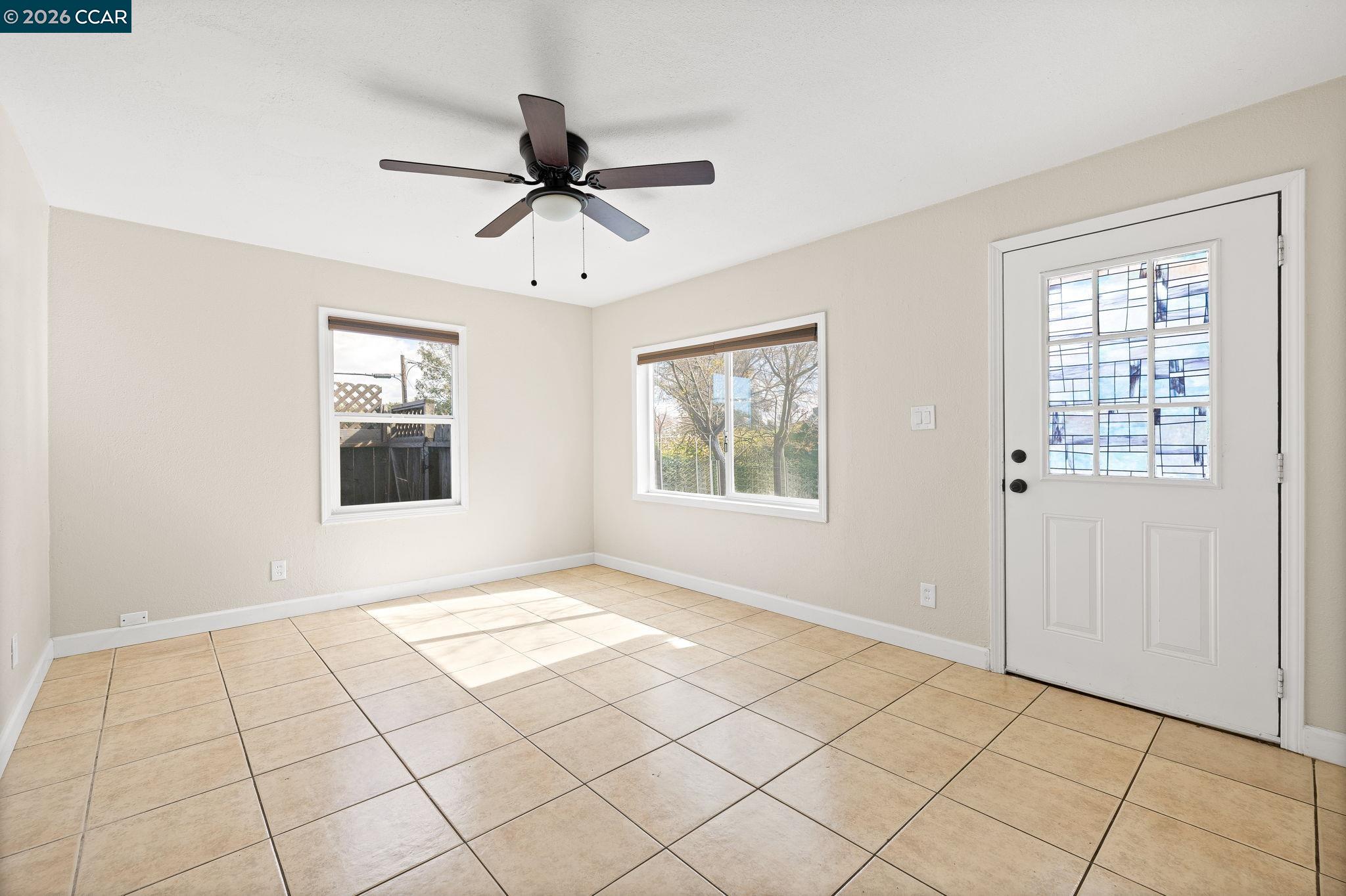 Detail Gallery Image 6 of 46 For 4820 Blum Rd, Martinez,  CA 94553 - 5 Beds | 2/1 Baths