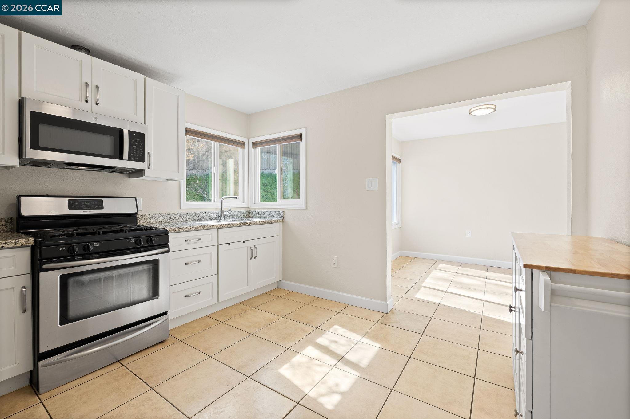 Detail Gallery Image 7 of 46 For 4820 Blum Rd, Martinez,  CA 94553 - 5 Beds | 2/1 Baths