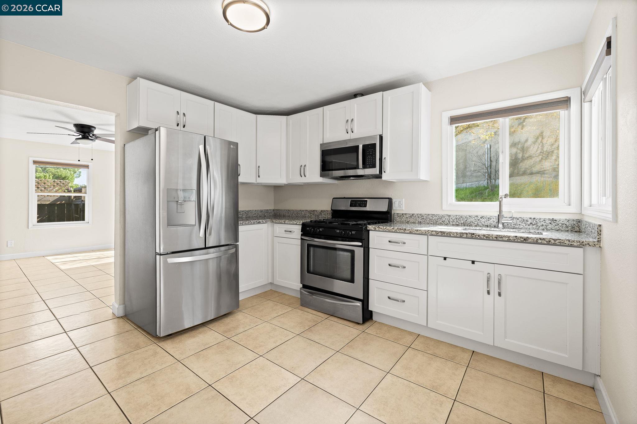 Detail Gallery Image 8 of 46 For 4820 Blum Rd, Martinez,  CA 94553 - 5 Beds | 2/1 Baths