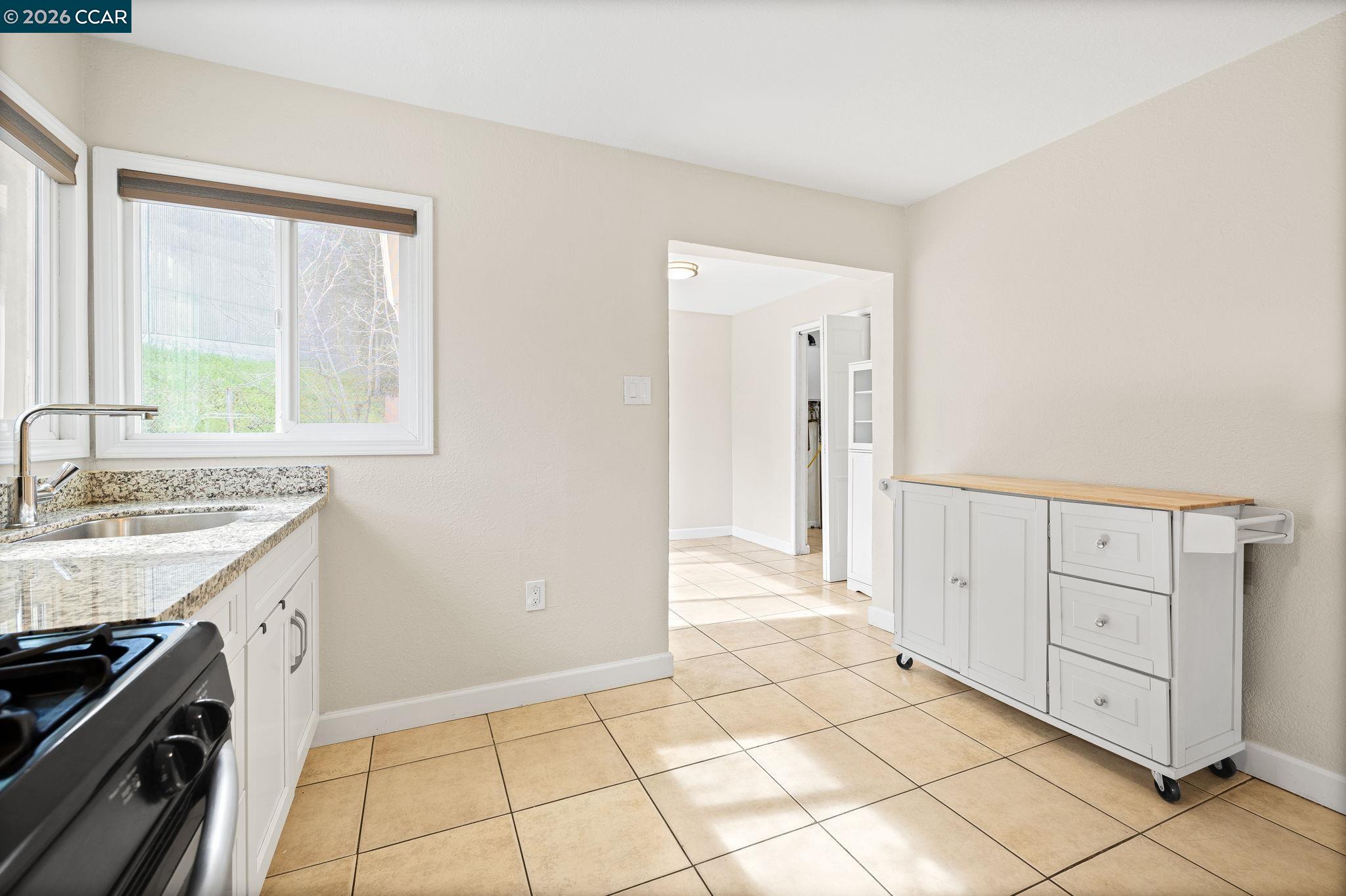 Detail Gallery Image 9 of 46 For 4820 Blum Rd, Martinez,  CA 94553 - 5 Beds | 2/1 Baths