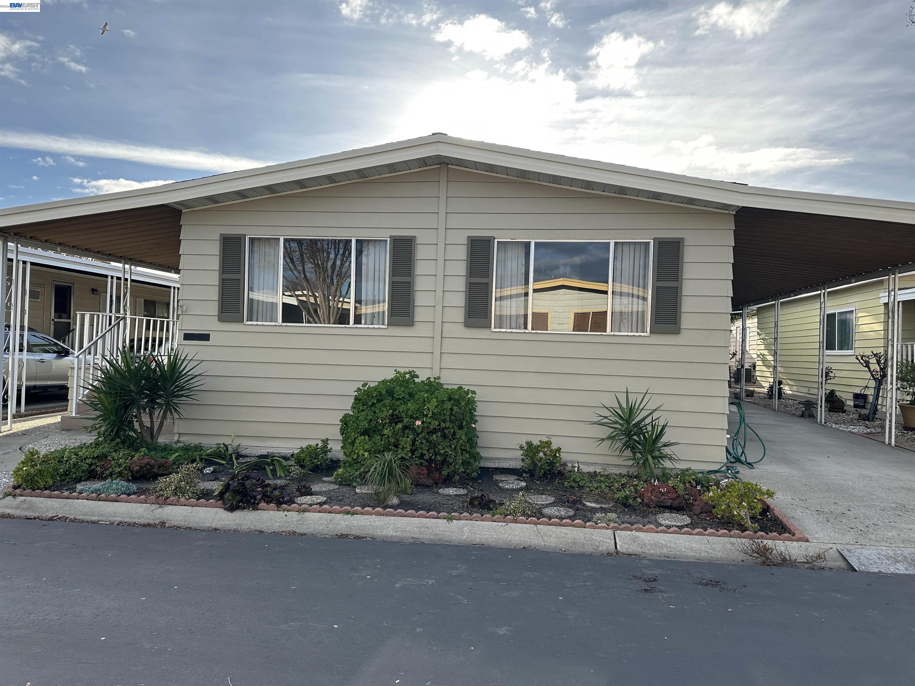 Detail Gallery Image 2 of 28 For 29273 Nantucket Way, Hayward,  CA 94544 - 2 Beds | 2 Baths