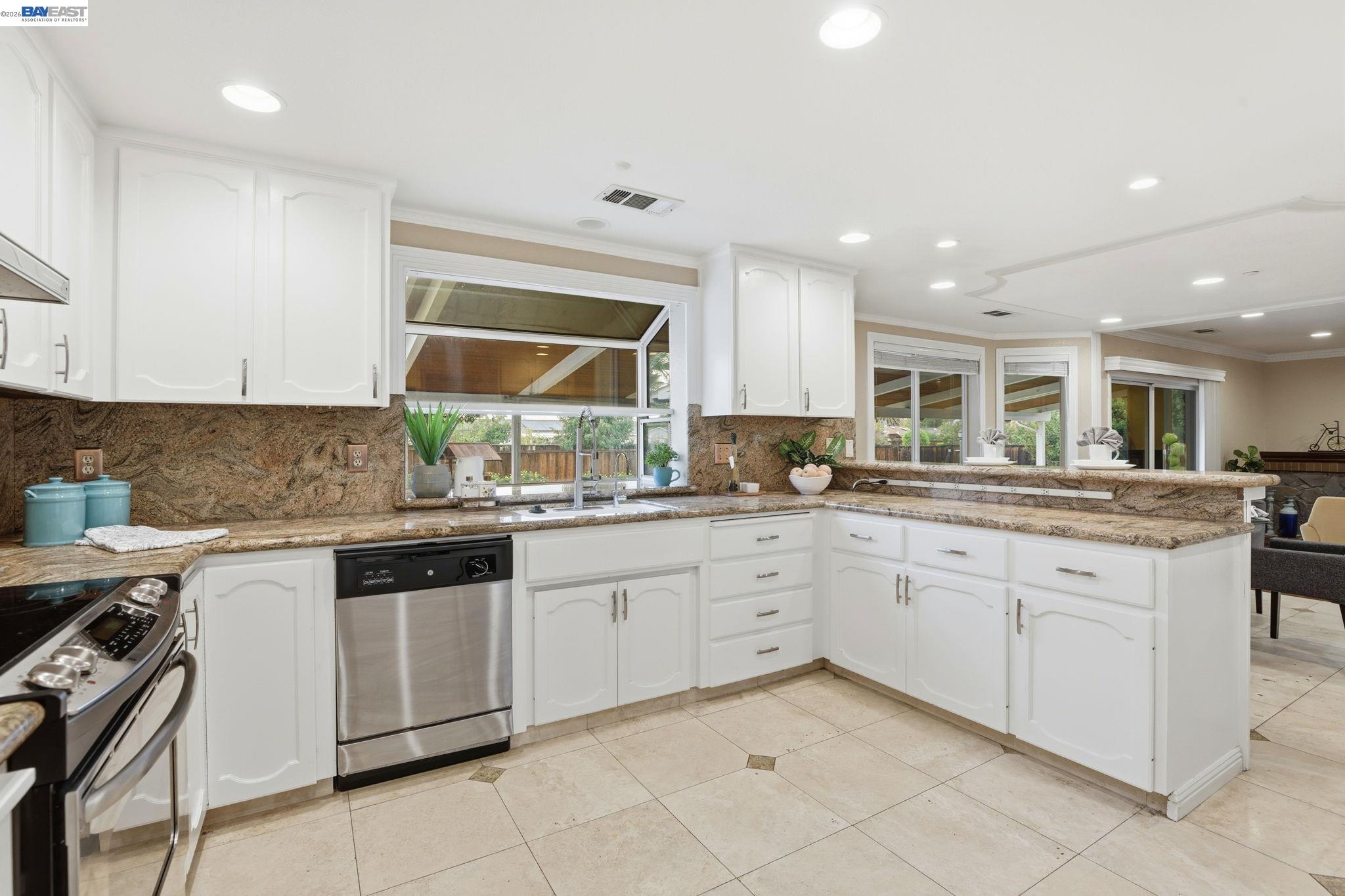 Detail Gallery Image 14 of 51 For 1414 Columbine Way, Livermore,  CA 94551 - 4 Beds | 2/1 Baths