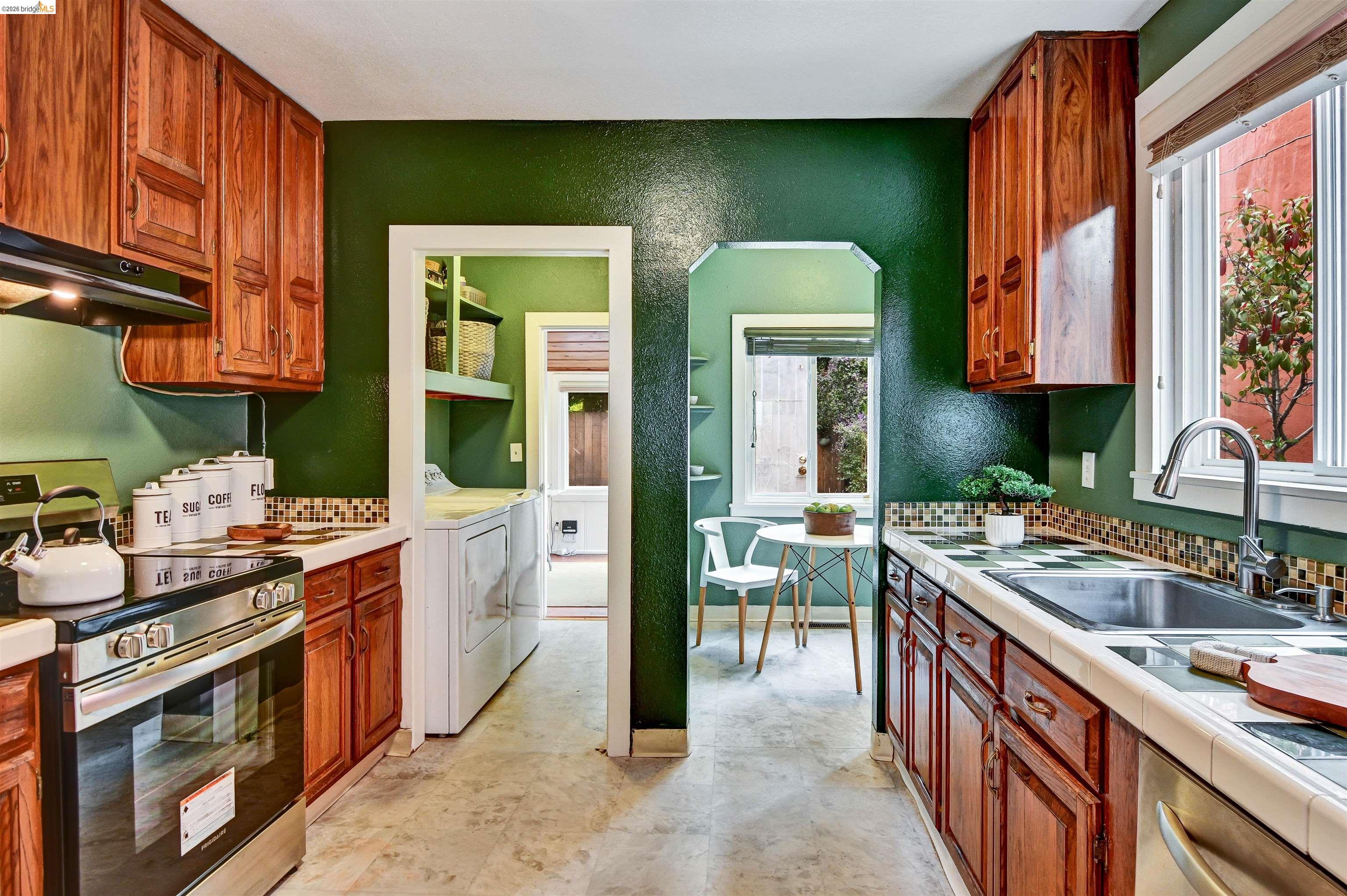 Detail Gallery Image 9 of 32 For 6236 Laird Ave, Oakland,  CA 94605 - 2 Beds | 1 Baths