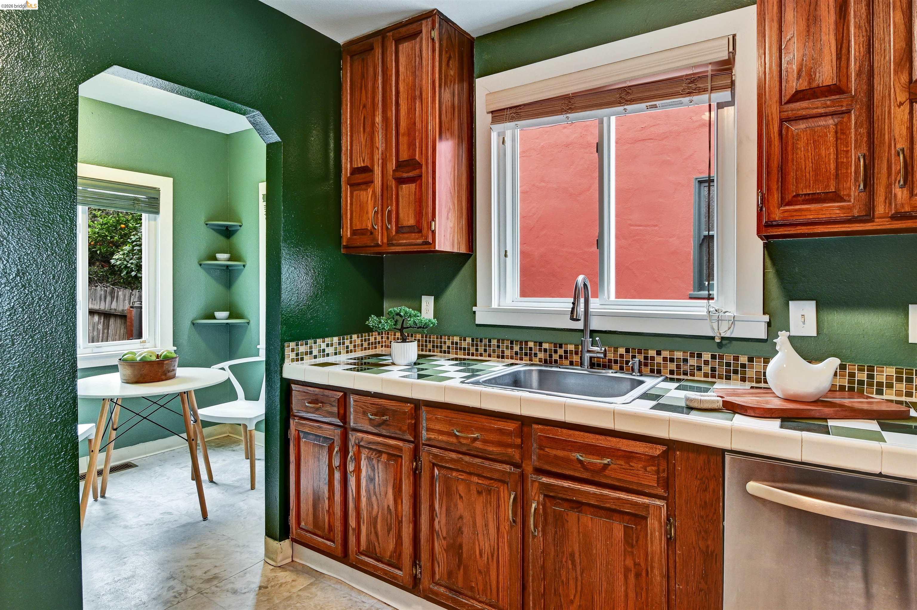 Detail Gallery Image 10 of 32 For 6236 Laird Ave, Oakland,  CA 94605 - 2 Beds | 1 Baths