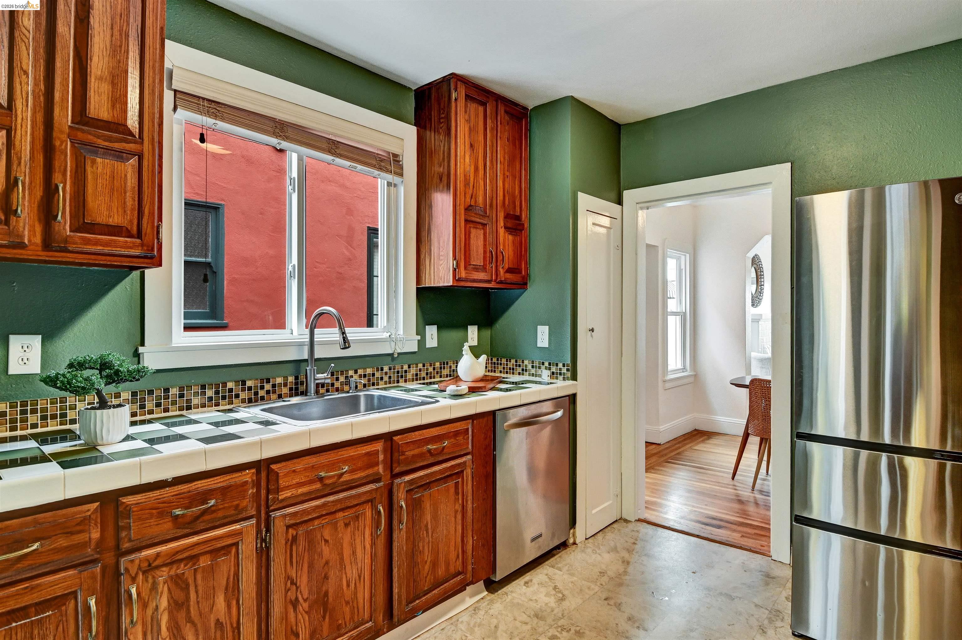 Detail Gallery Image 11 of 32 For 6236 Laird Ave, Oakland,  CA 94605 - 2 Beds | 1 Baths