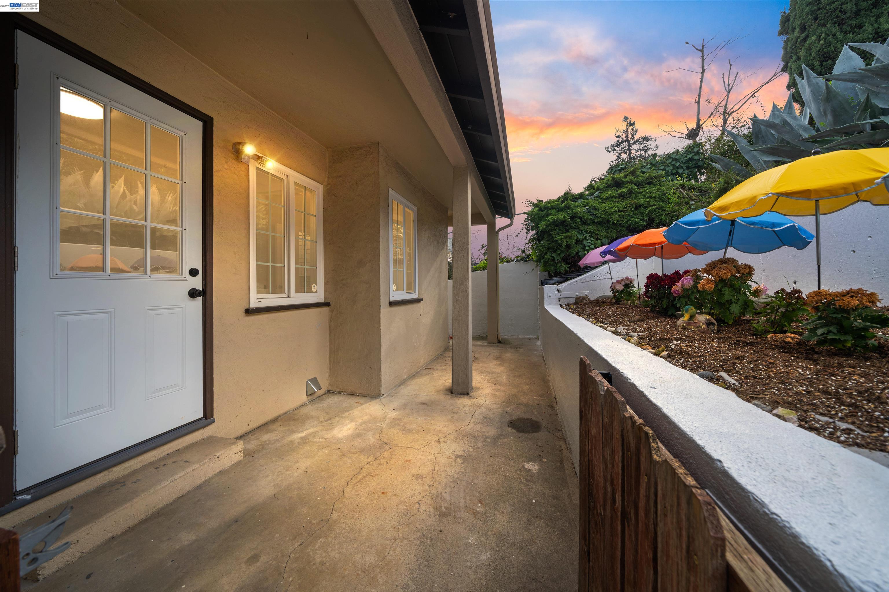 Detail Gallery Image 3 of 28 For 22123 Main St, Hayward,  CA 94541 - 2 Beds | 1 Baths