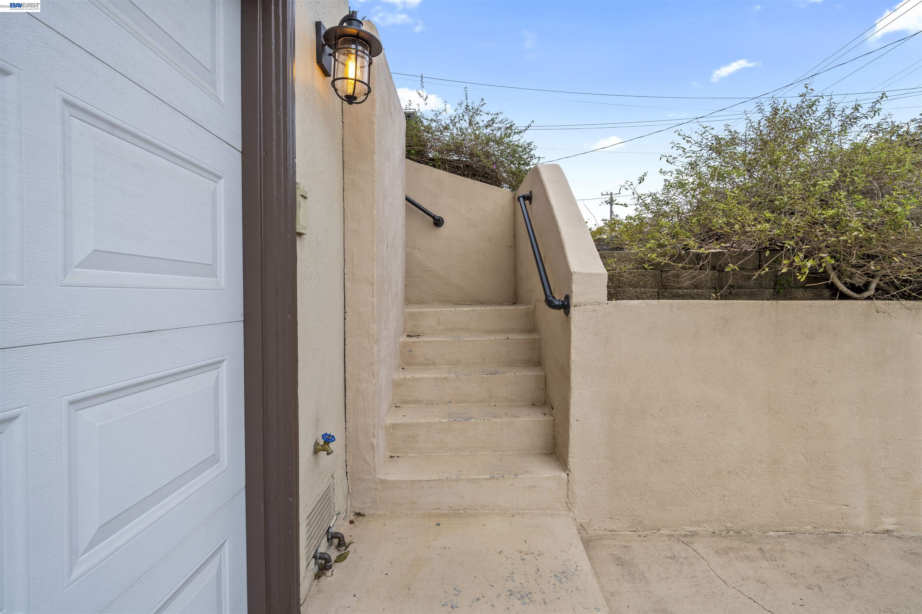 Detail Gallery Image 5 of 28 For 22123 Main St, Hayward,  CA 94541 - 2 Beds | 1 Baths