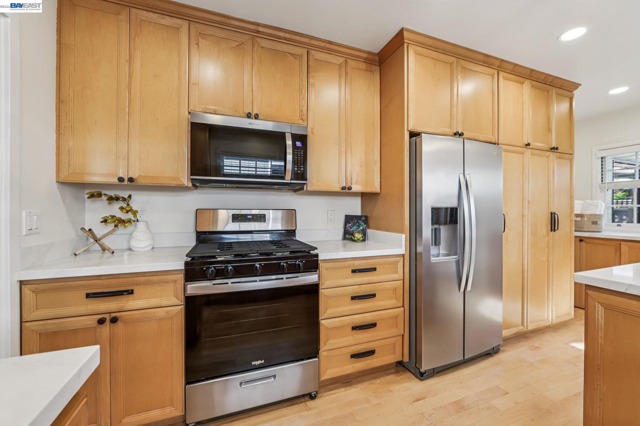 Detail Gallery Image 14 of 30 For 1211 Court St, Alameda,  CA 94501 - 2 Beds | 2 Baths