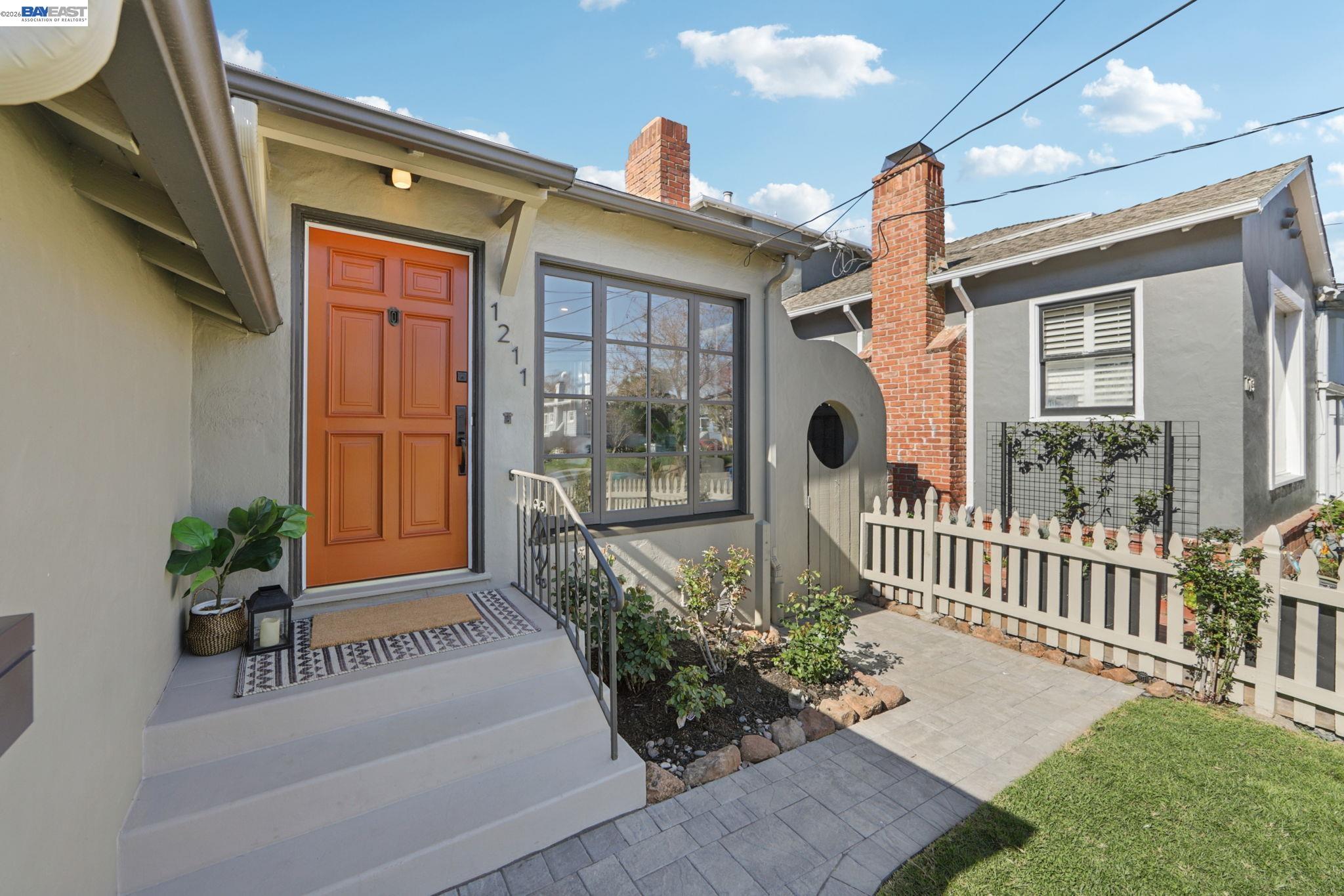 Detail Gallery Image 3 of 30 For 1211 Court St, Alameda,  CA 94501 - 2 Beds | 2 Baths