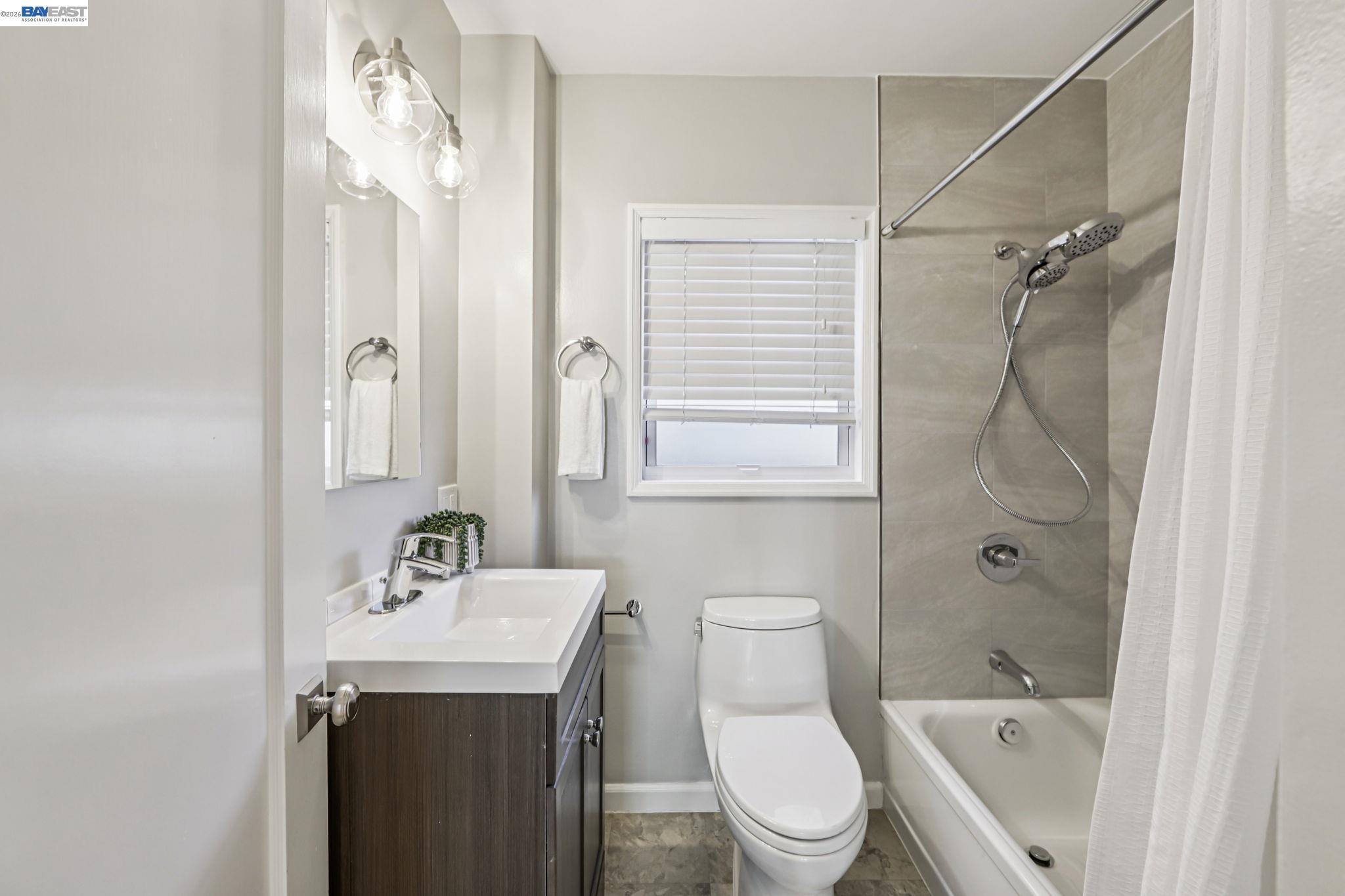 Detail Gallery Image 22 of 30 For 1211 Court St, Alameda,  CA 94501 - 2 Beds | 2 Baths