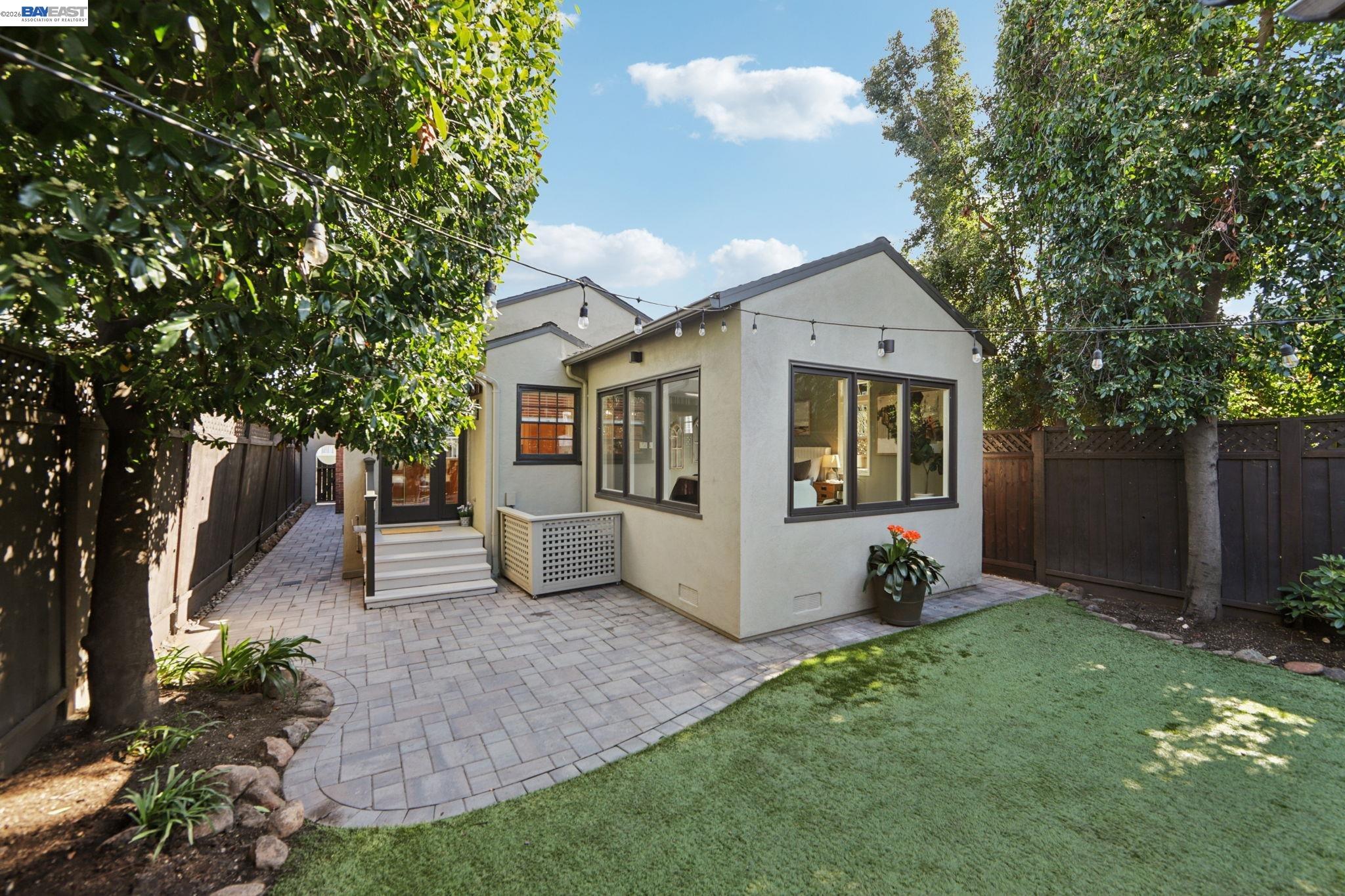 Detail Gallery Image 26 of 30 For 1211 Court St, Alameda,  CA 94501 - 2 Beds | 2 Baths