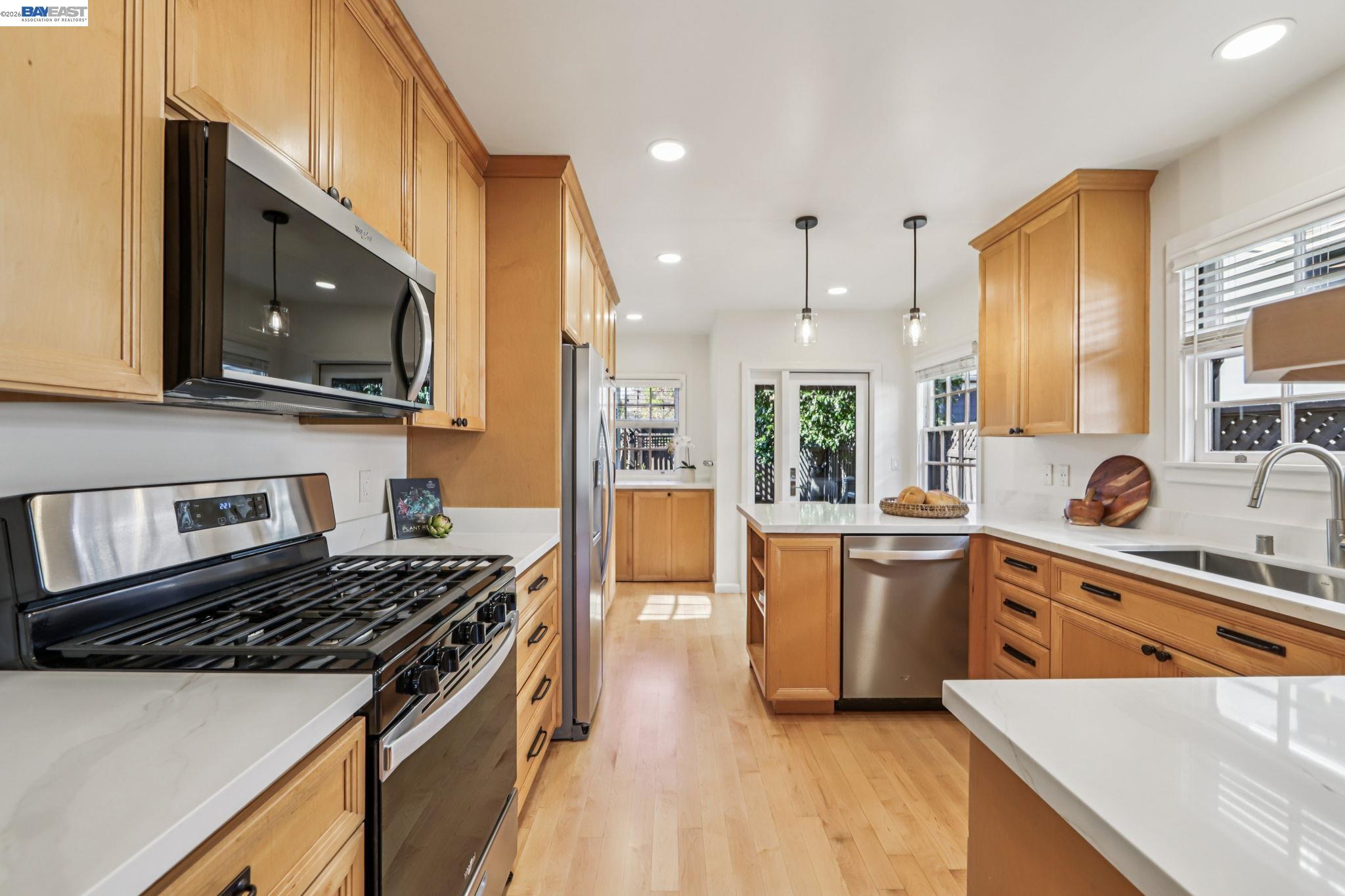 Detail Gallery Image 10 of 30 For 1211 Court St, Alameda,  CA 94501 - 2 Beds | 2 Baths