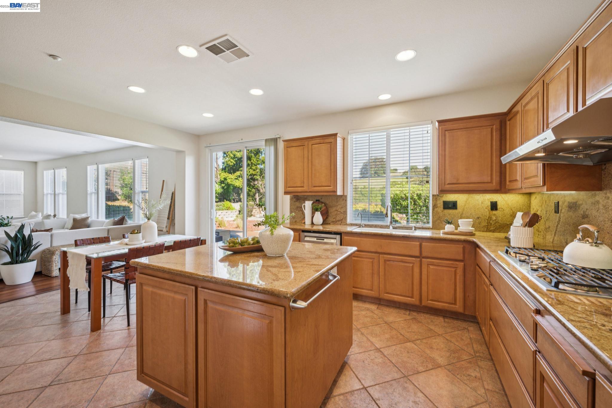 Detail Gallery Image 13 of 59 For 28862 Bay Heights Rd, Hayward,  CA 94542 - 5 Beds | 3 Baths