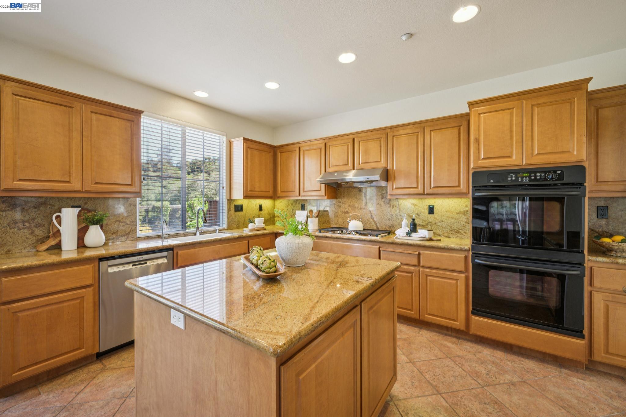 Detail Gallery Image 15 of 59 For 28862 Bay Heights Rd, Hayward,  CA 94542 - 5 Beds | 3 Baths