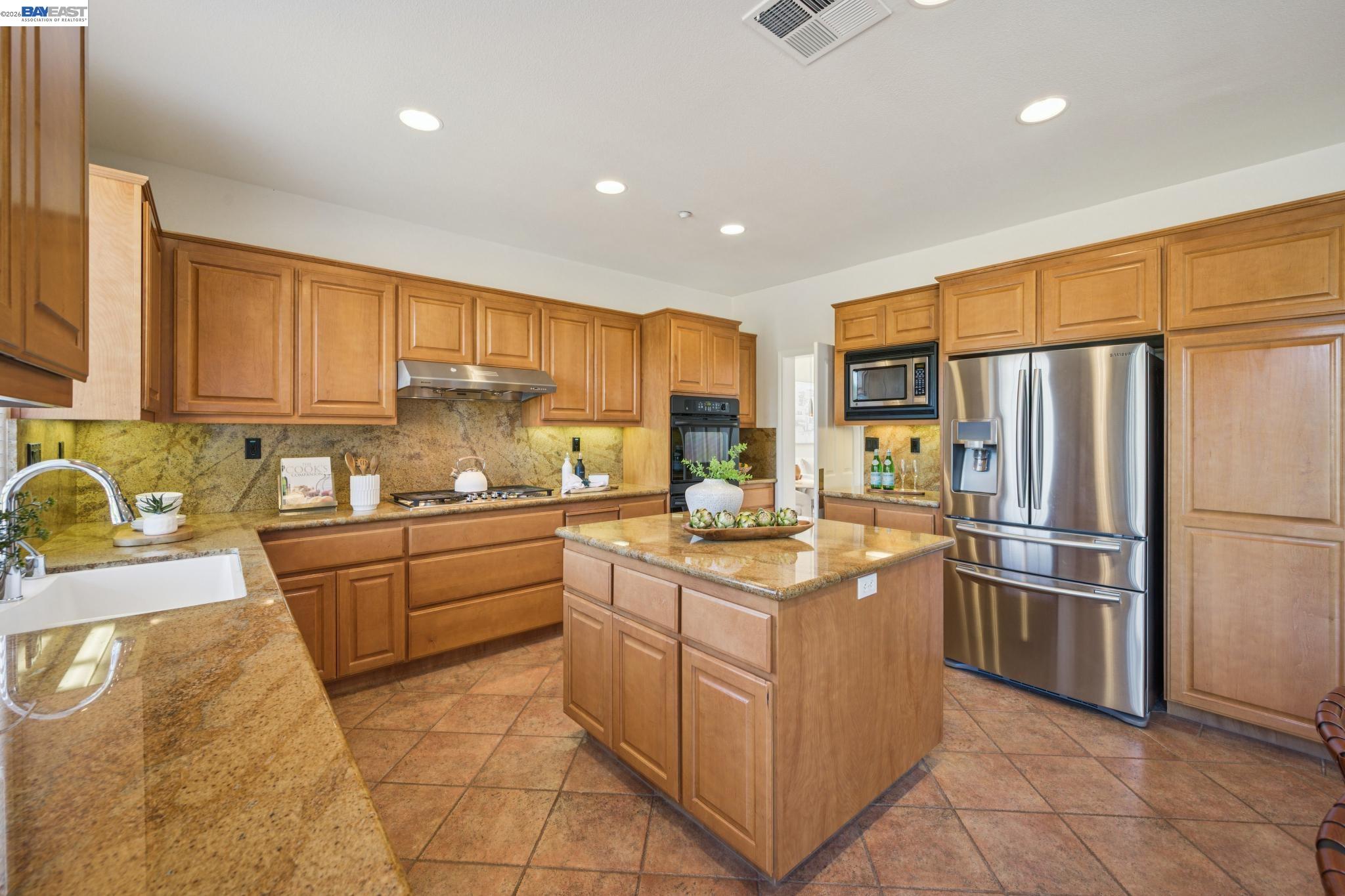 Detail Gallery Image 17 of 59 For 28862 Bay Heights Rd, Hayward,  CA 94542 - 5 Beds | 3 Baths