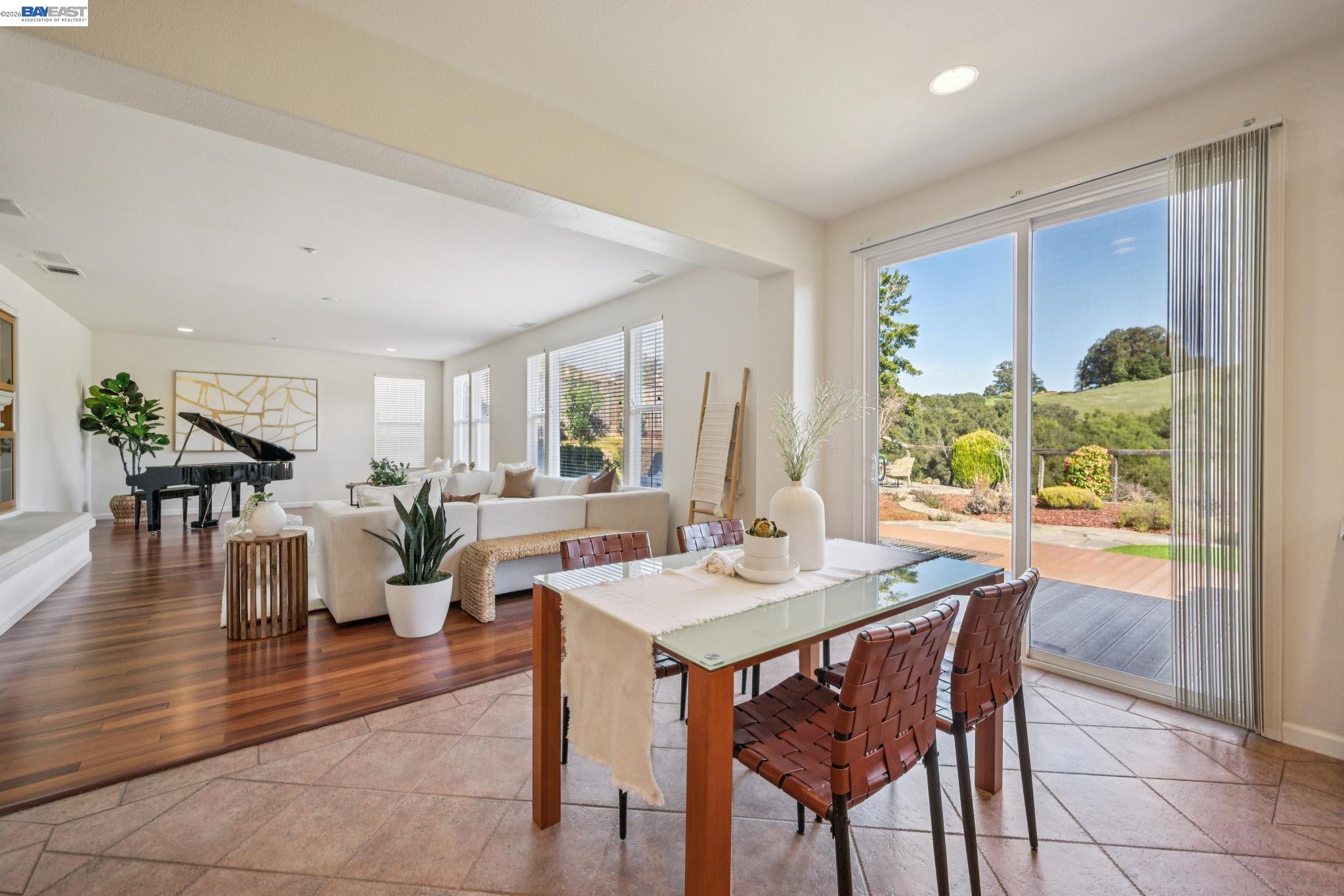 Detail Gallery Image 20 of 59 For 28862 Bay Heights Rd, Hayward,  CA 94542 - 5 Beds | 3 Baths