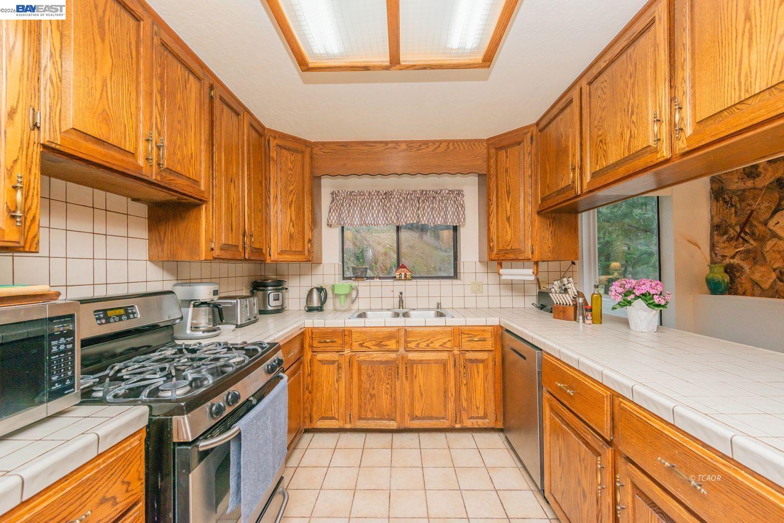 Detail Gallery Image 12 of 52 For 2393 Poker Bar Rd, Douglas City,  CA 96024 - 3 Beds | 2/1 Baths