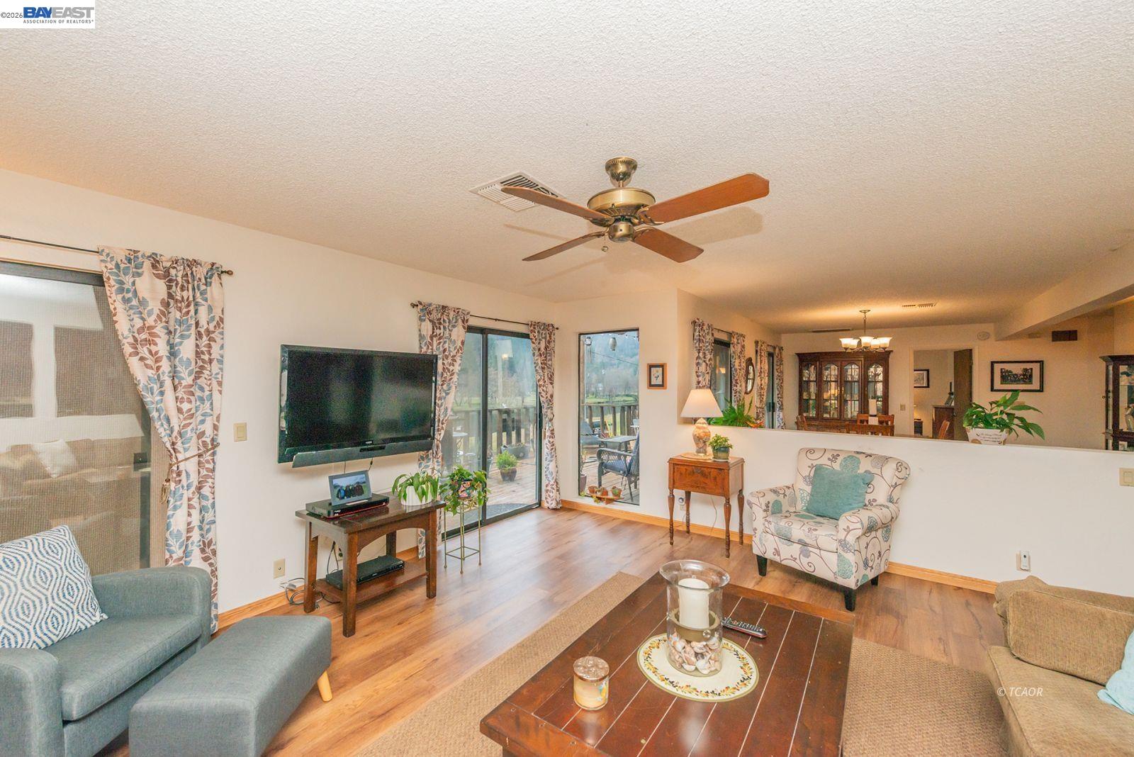 Detail Gallery Image 10 of 52 For 2393 Poker Bar Rd, Douglas City,  CA 96024 - 3 Beds | 2/1 Baths