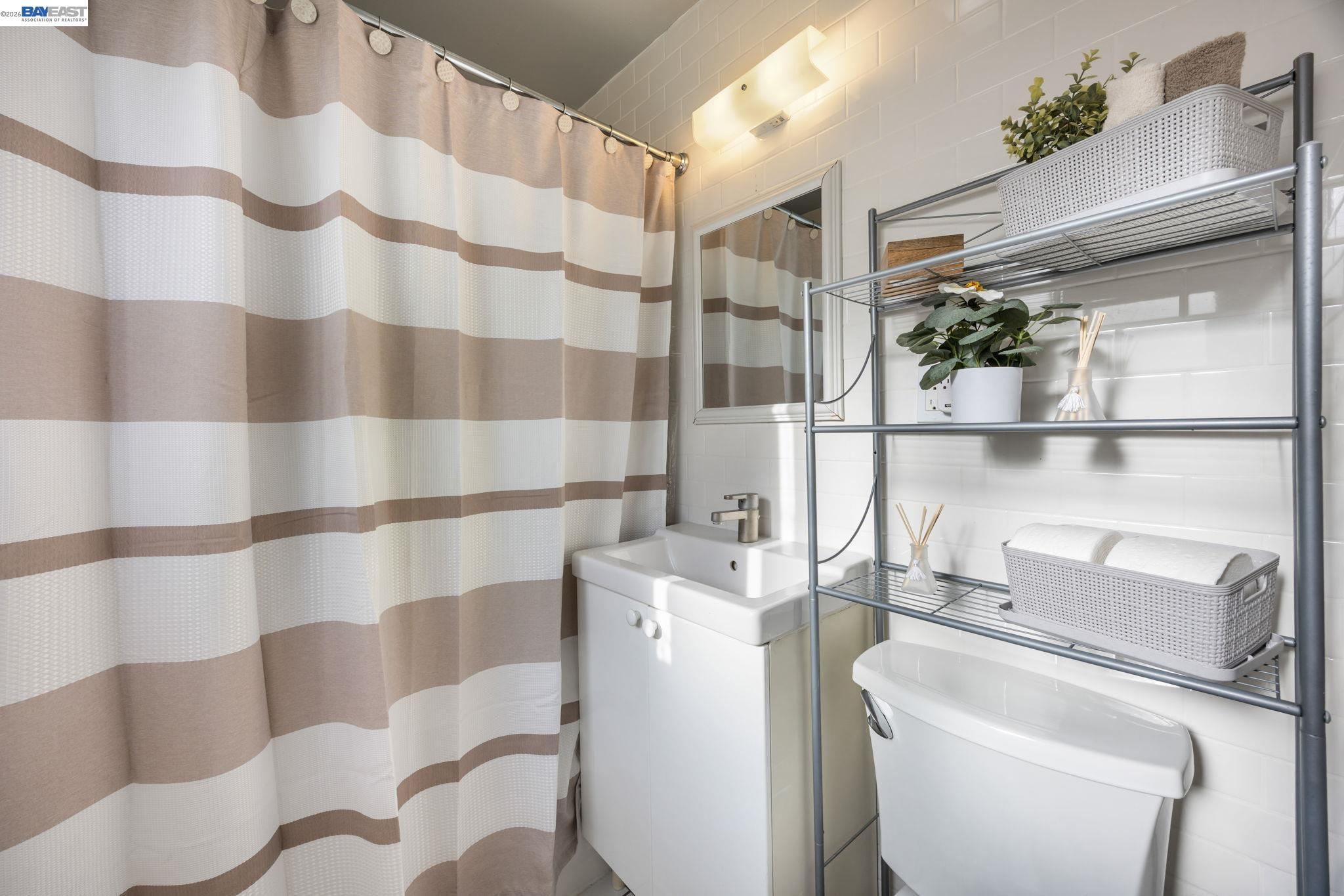 Detail Gallery Image 10 of 33 For 6435 Normandy Drive, Newark,  CA 94560 - 4 Beds | 3 Baths