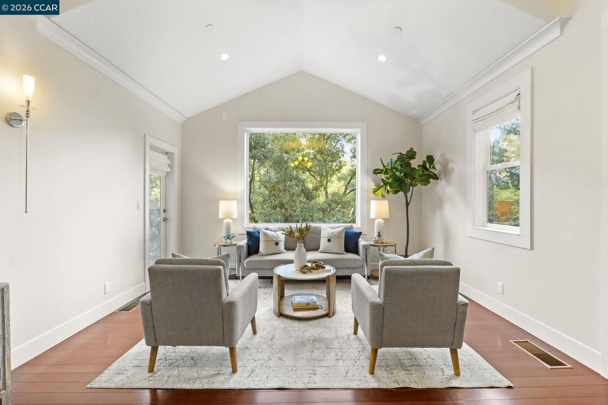 Detail Gallery Image 2 of 58 For 6165 Doncaster Pl, Oakland,  CA 94611 - 4 Beds | 3/1 Baths