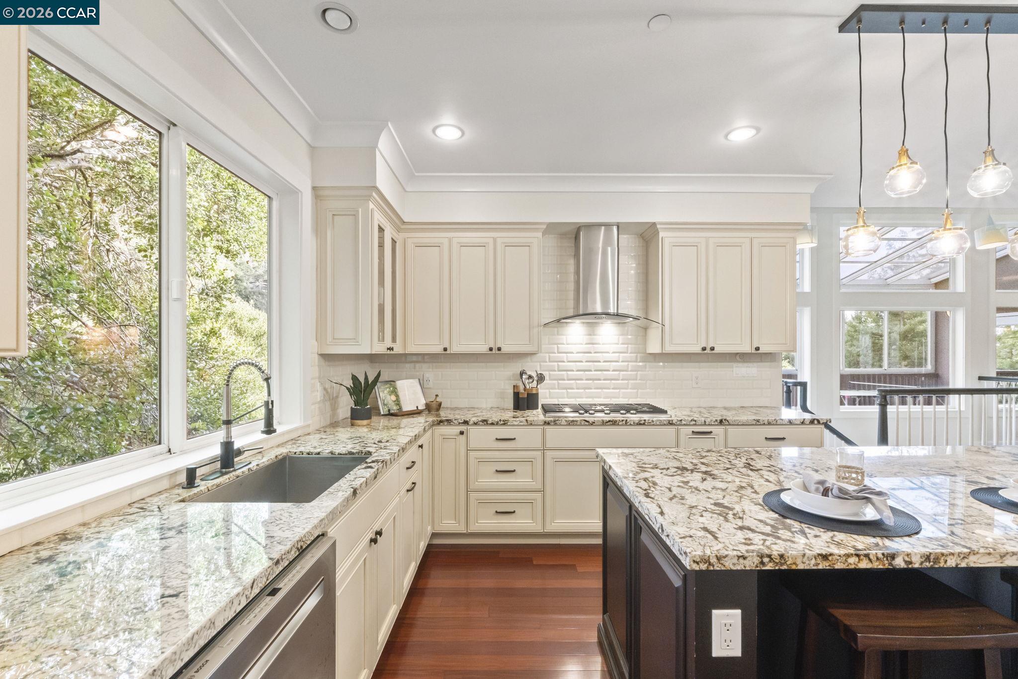 Detail Gallery Image 12 of 58 For 6165 Doncaster Pl, Oakland,  CA 94611 - 4 Beds | 3/1 Baths