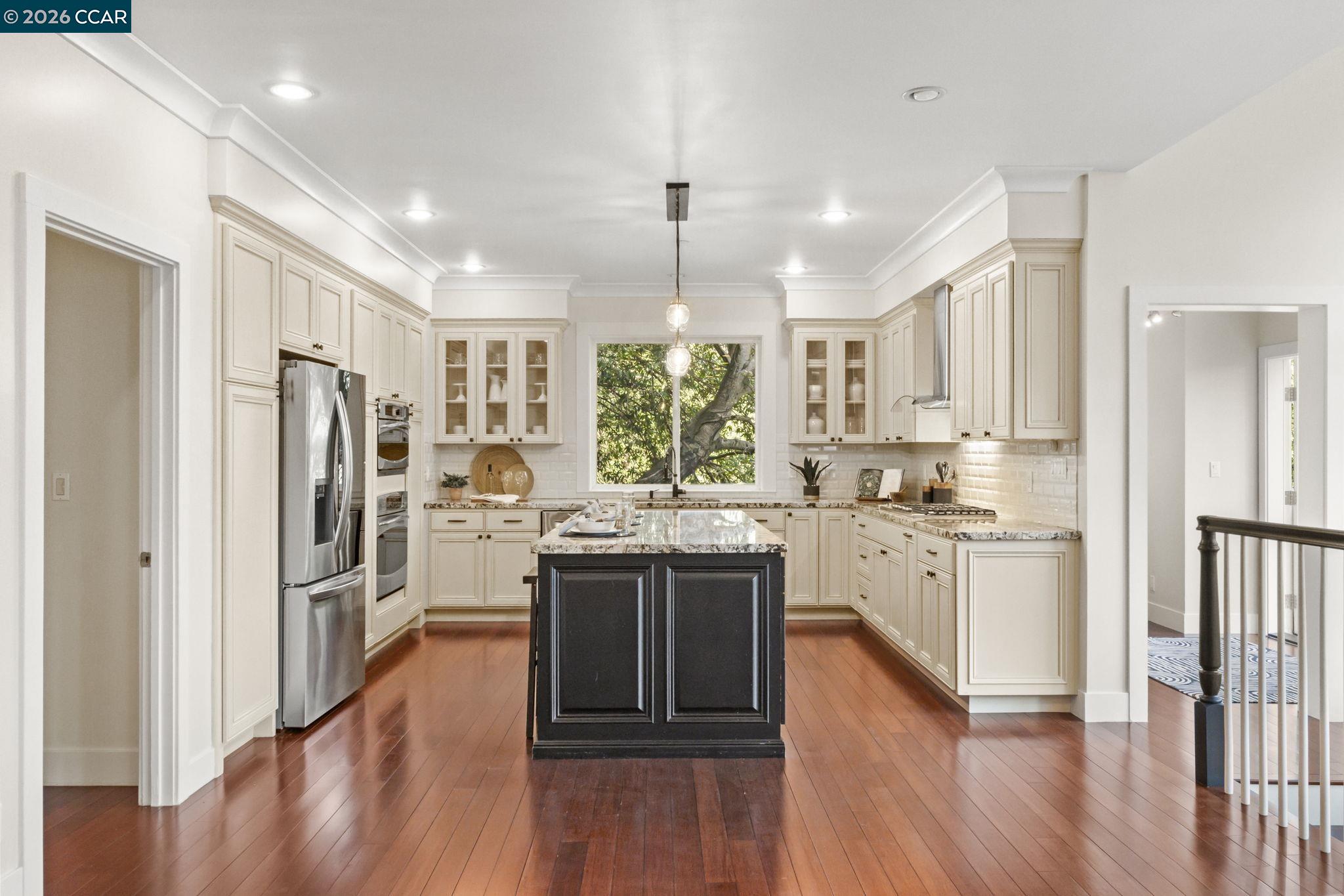 Detail Gallery Image 13 of 58 For 6165 Doncaster Pl, Oakland,  CA 94611 - 4 Beds | 3/1 Baths